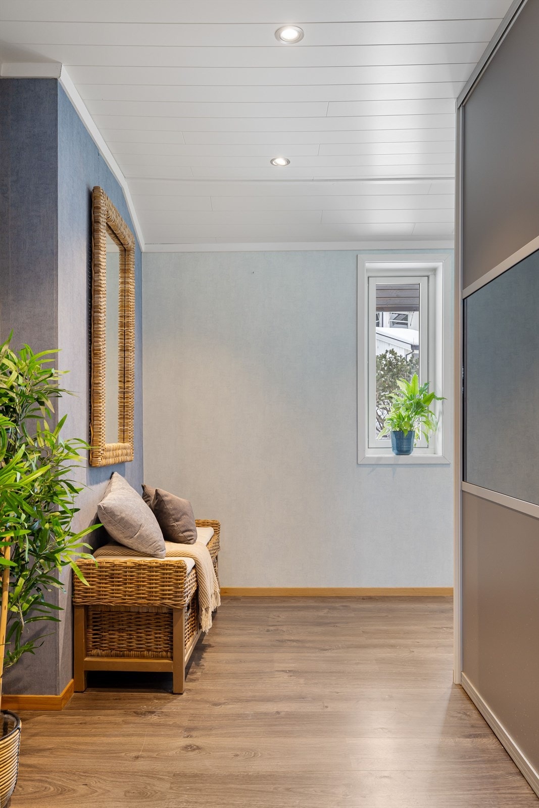 I entréen har du god oppbevaringsplass i stor plassbygget skyvedørsgarderobe, samt ytterligere plass til skoskap eller kommoder. Galleribilde