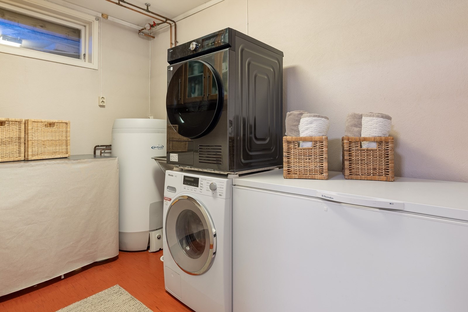 I underetasjen er det også et praktisk vaskerom med vinylbelegg på gulv og elektrisk gulvvarme. Vaskerommet er utstyrt med utslagskum, varmtvannbereder og opplegg for vaskemaskin/tørketrommel. Galleribilde