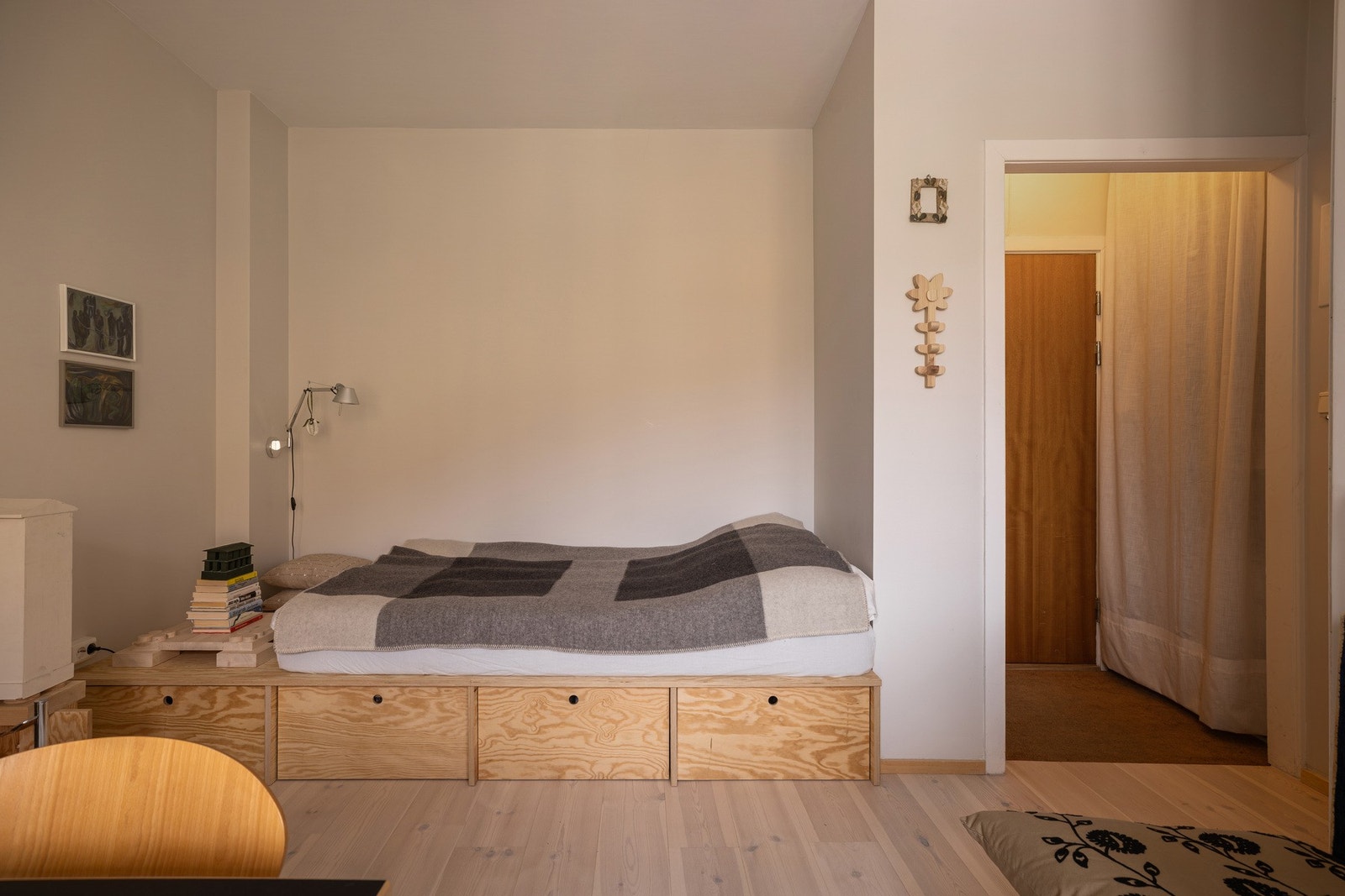 Den plassbygde daybed-løsningen er skreddersydd for rommet, med store dype skuffer under for skjult oppbevaring, og enkel overgang mellom soveplass og sofasone på dagtid. Galleribilde