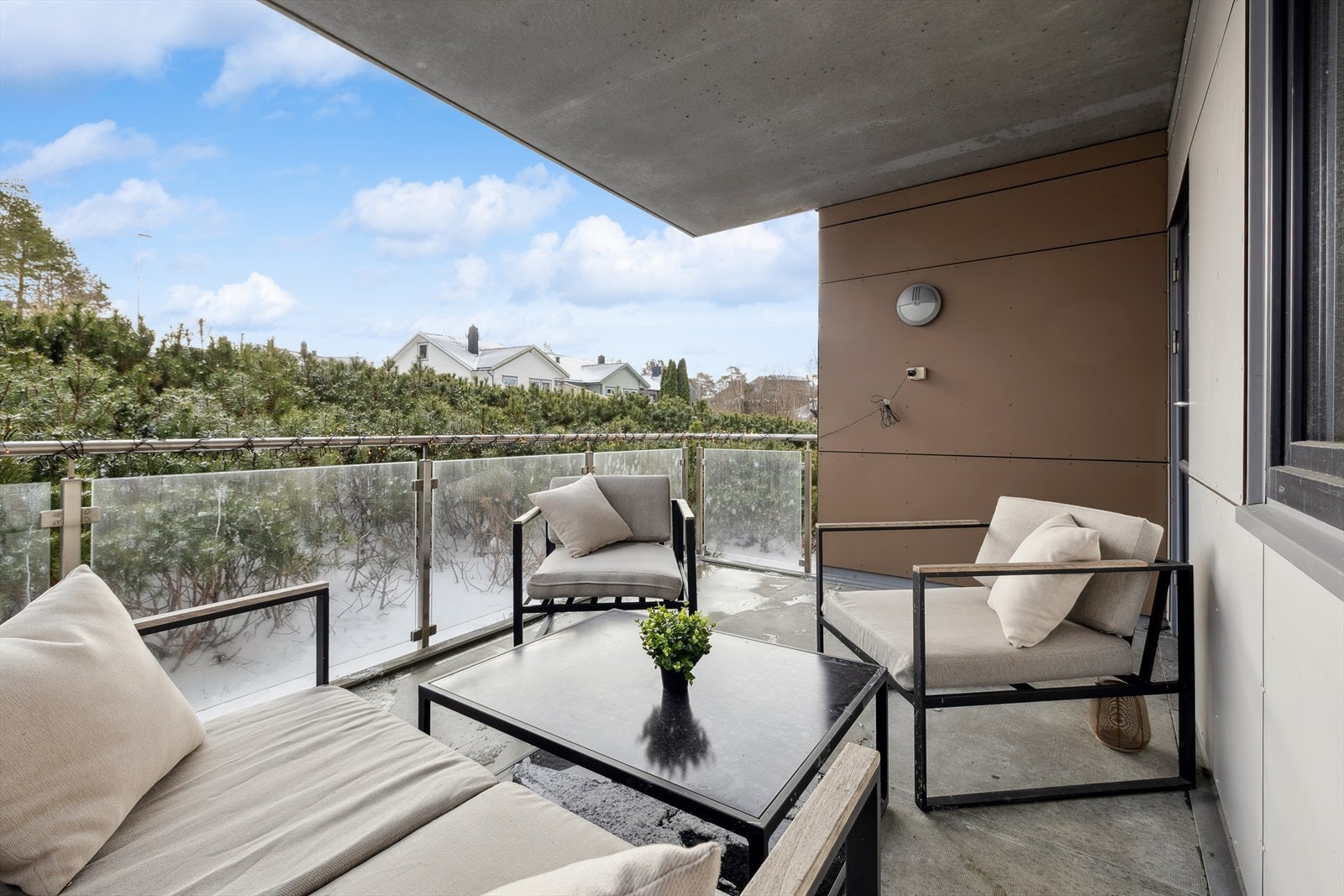 Koselig balkong med plass til diverse utemøbler. Galleribilde