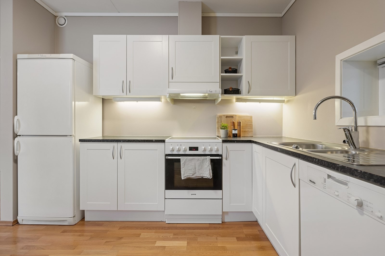 Her får du også rikelig med benk- og skapplass for ypperlige arbeids- og oppbevaringsplass. Galleribilde