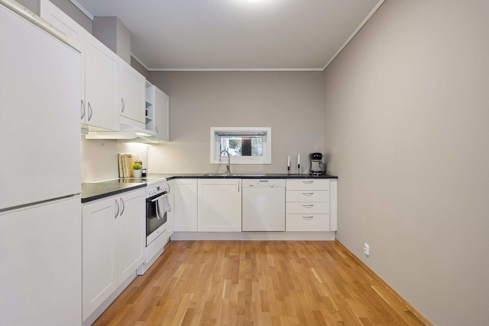 Kjøkkenet er utstyrt med komfyr, oppvaskmaskin og kjøleskap. Galleribilde