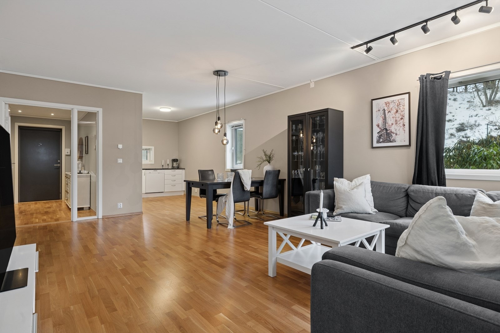 Stue og kjøkken i åpen løsning Galleribilde