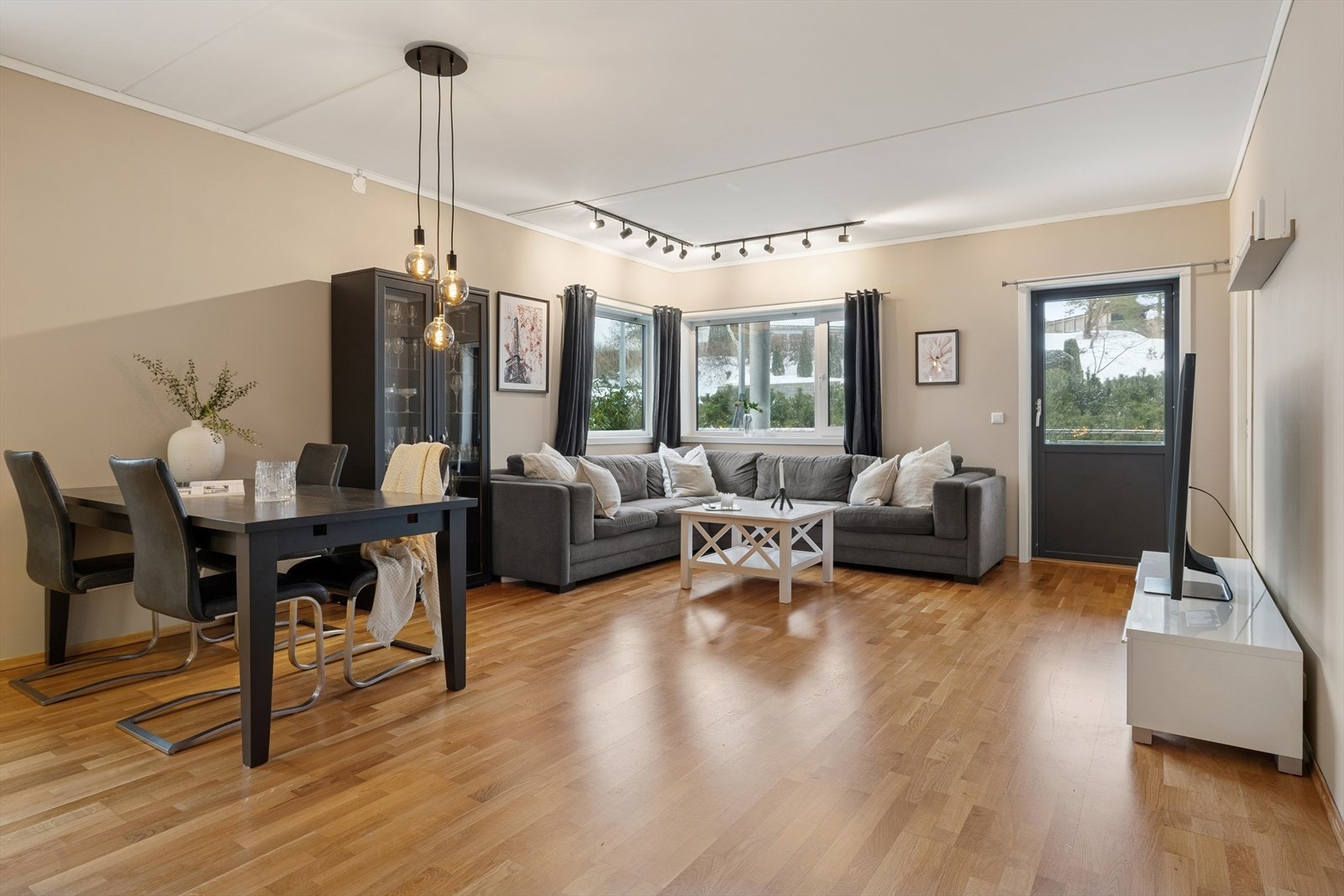 Stuen er av meget god størrelse med plass til både sofa- og spisebord. Galleribilde