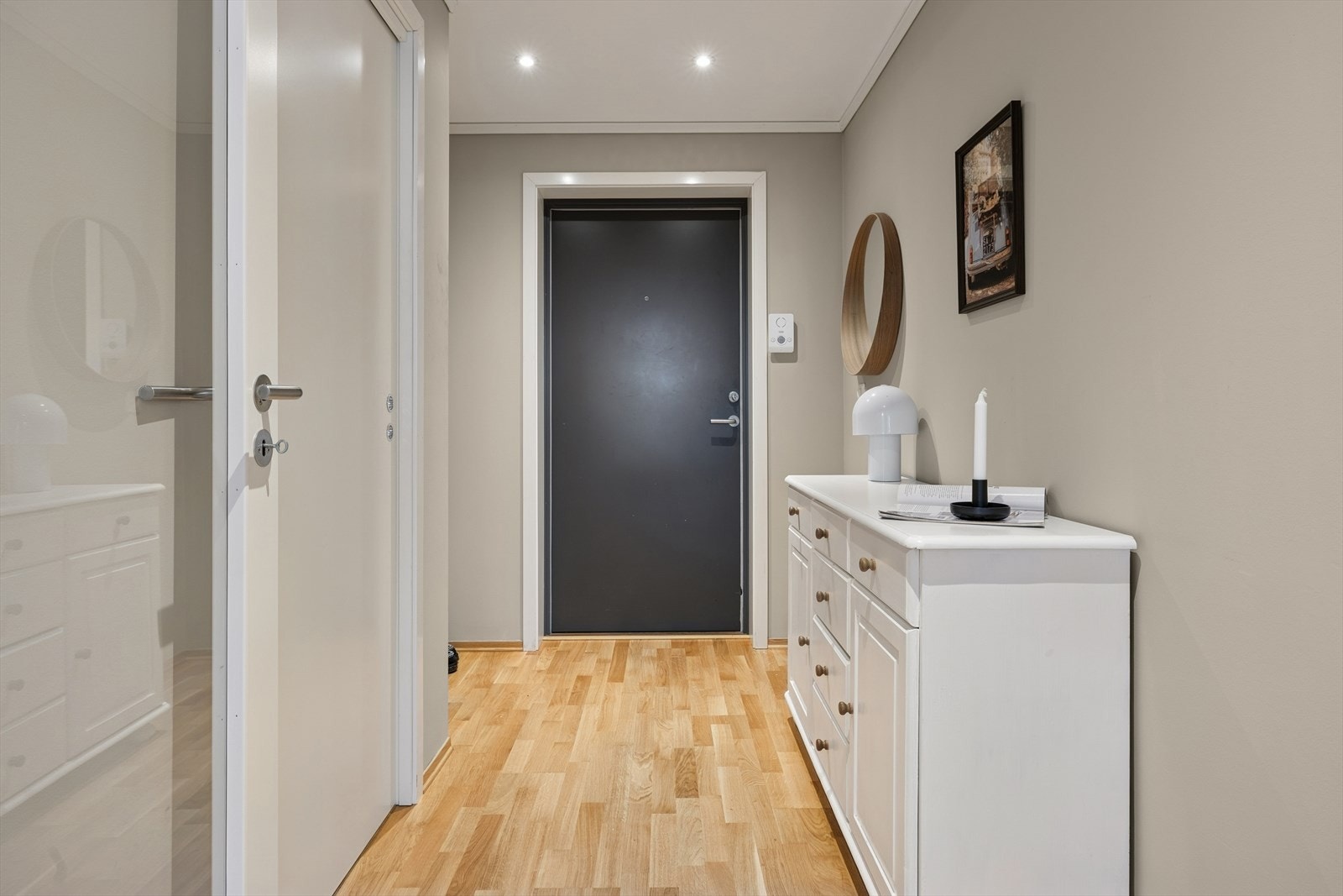 Velkommen inn! Leiligheten ligger i 1. etasje med alt på ett plan - parkeringsplass i garasjen med bod. Galleribilde