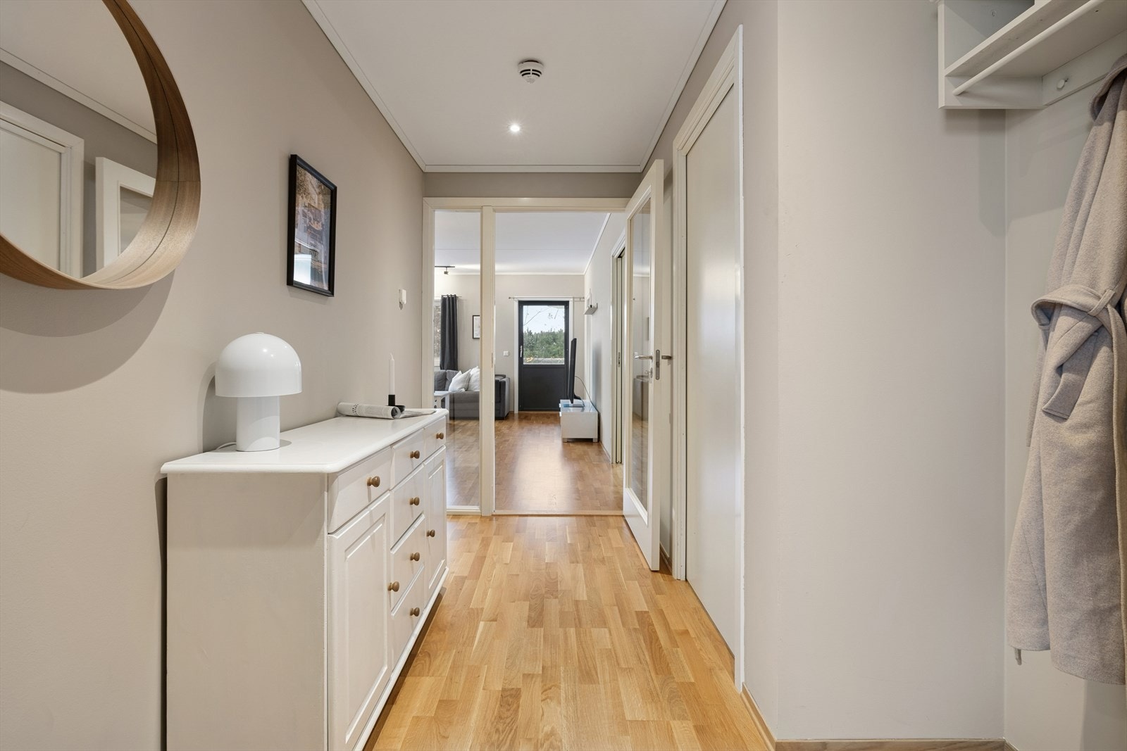 Leiligheten er lys og moderne i fargevalget - trestavsparkett på gulvet Galleribilde