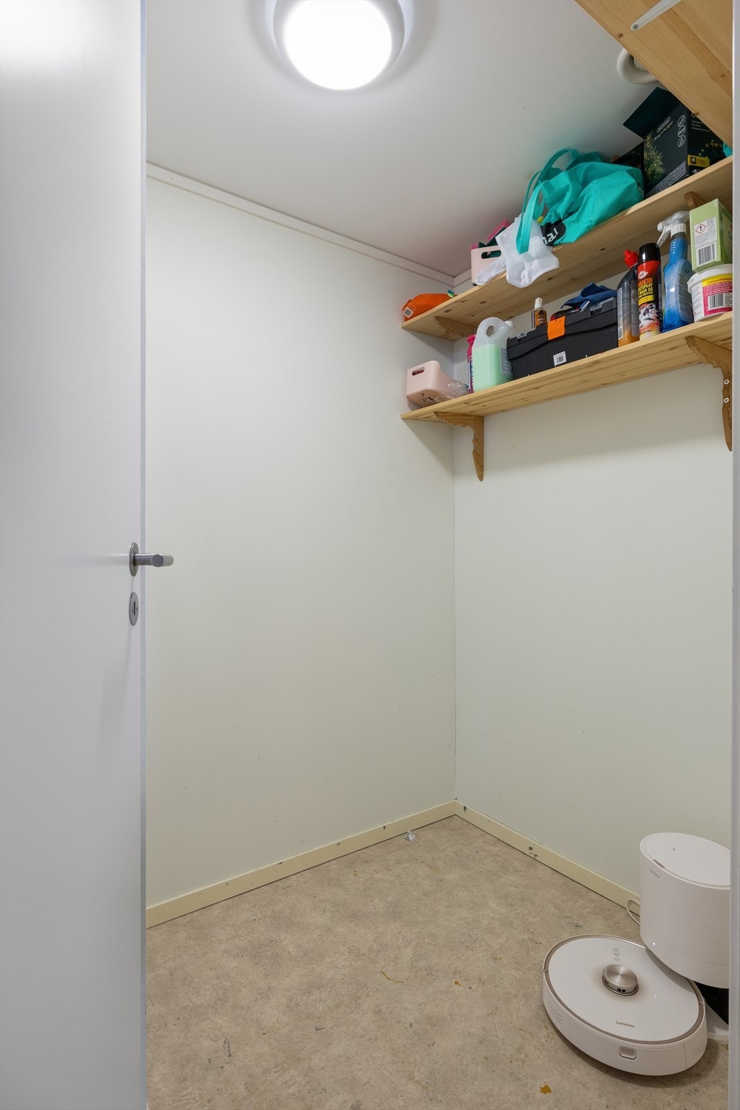 Praktisk innvending bod til oppbevaring. Medfølger også egen bod i kjeller på 5 kvm. Galleribilde