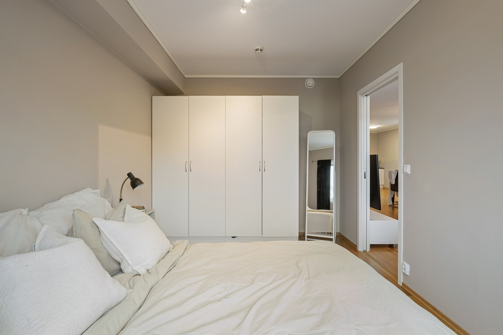 Hovedsoverom med god plass til både dobbeltseng og garderobeplass. Galleribilde