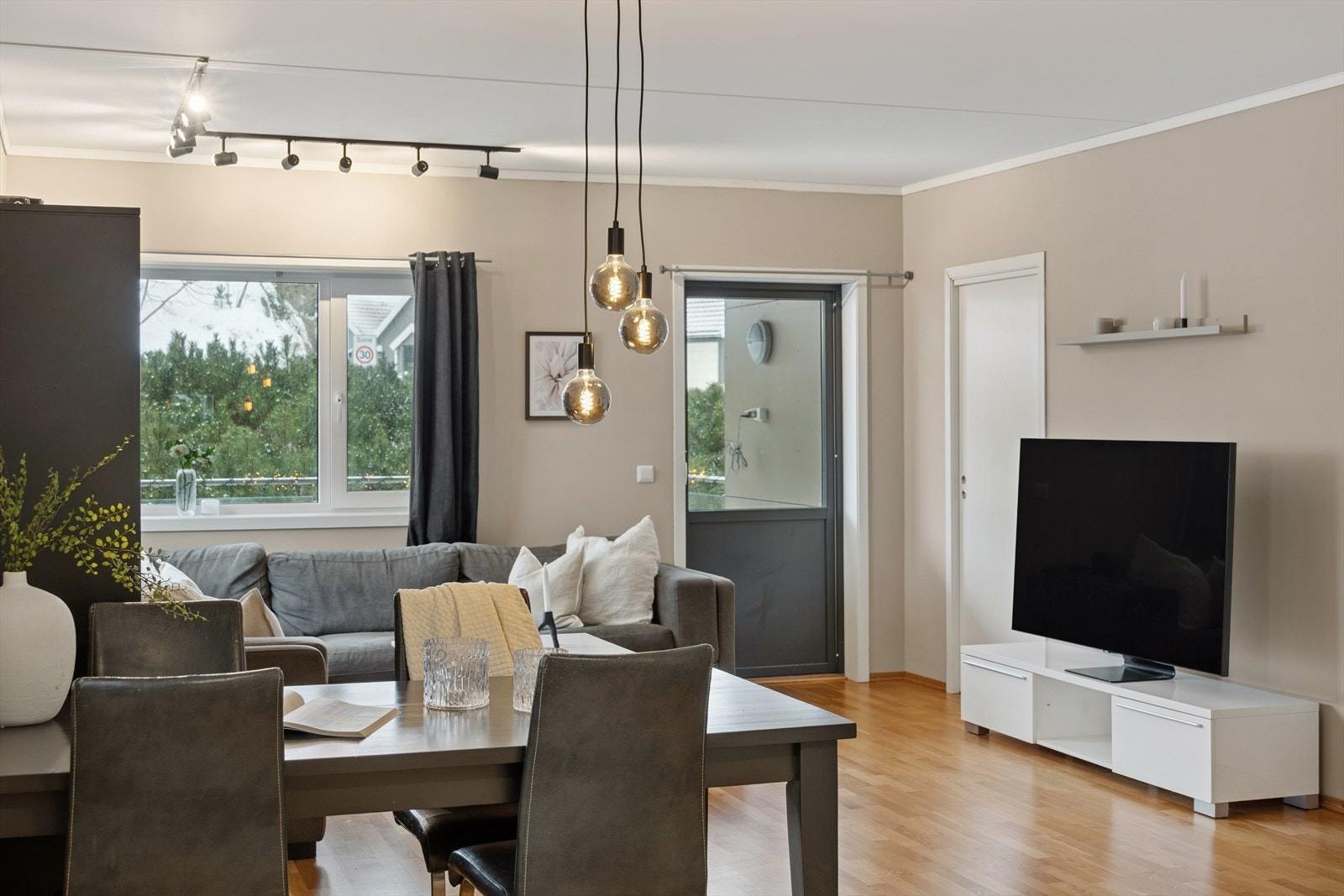 Fra stuen er det utgang til pen balkong på hele 13 kvm Galleribilde