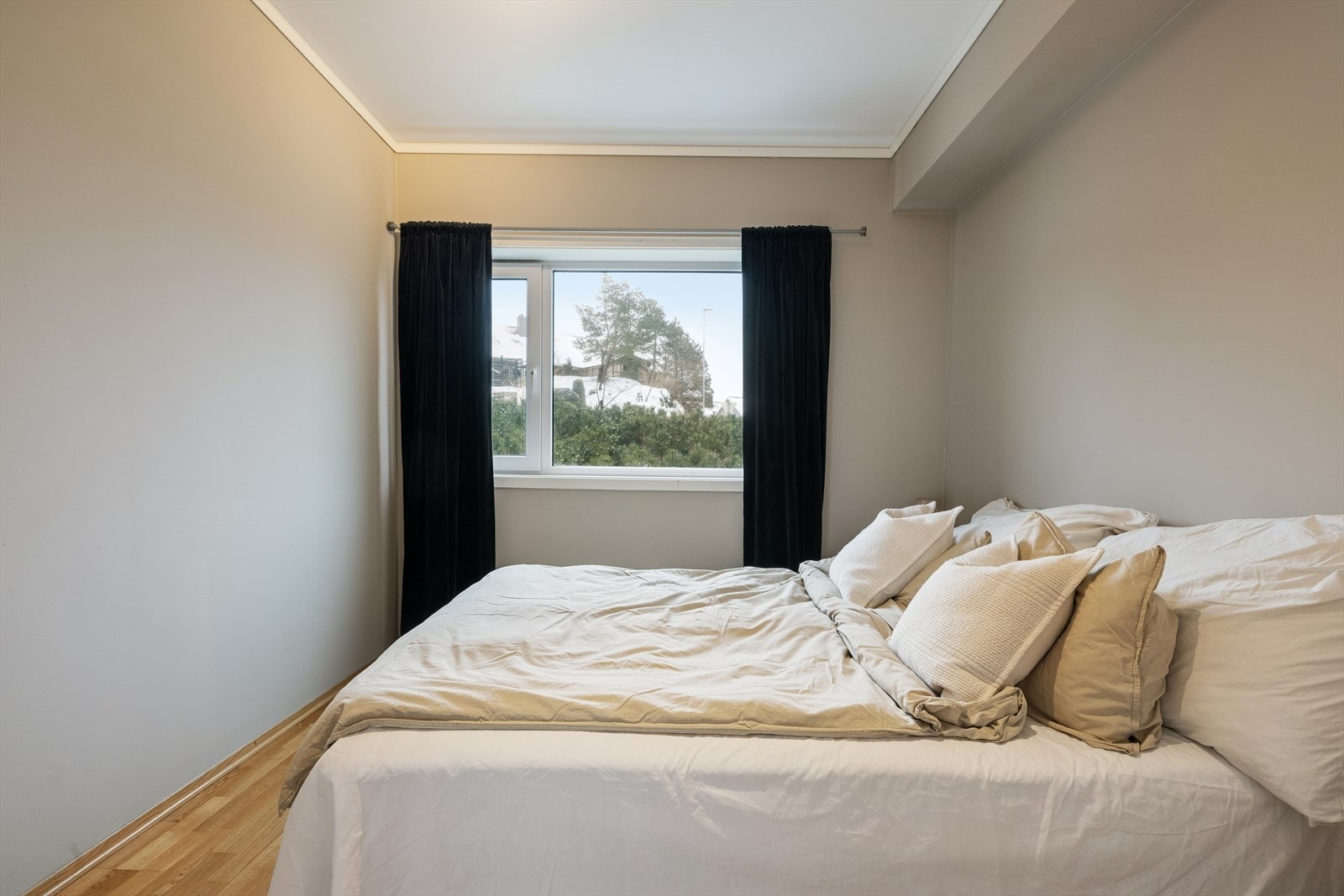 Malt i samme farge som hele leiligheten i moderne og behagelige farger. Galleribilde