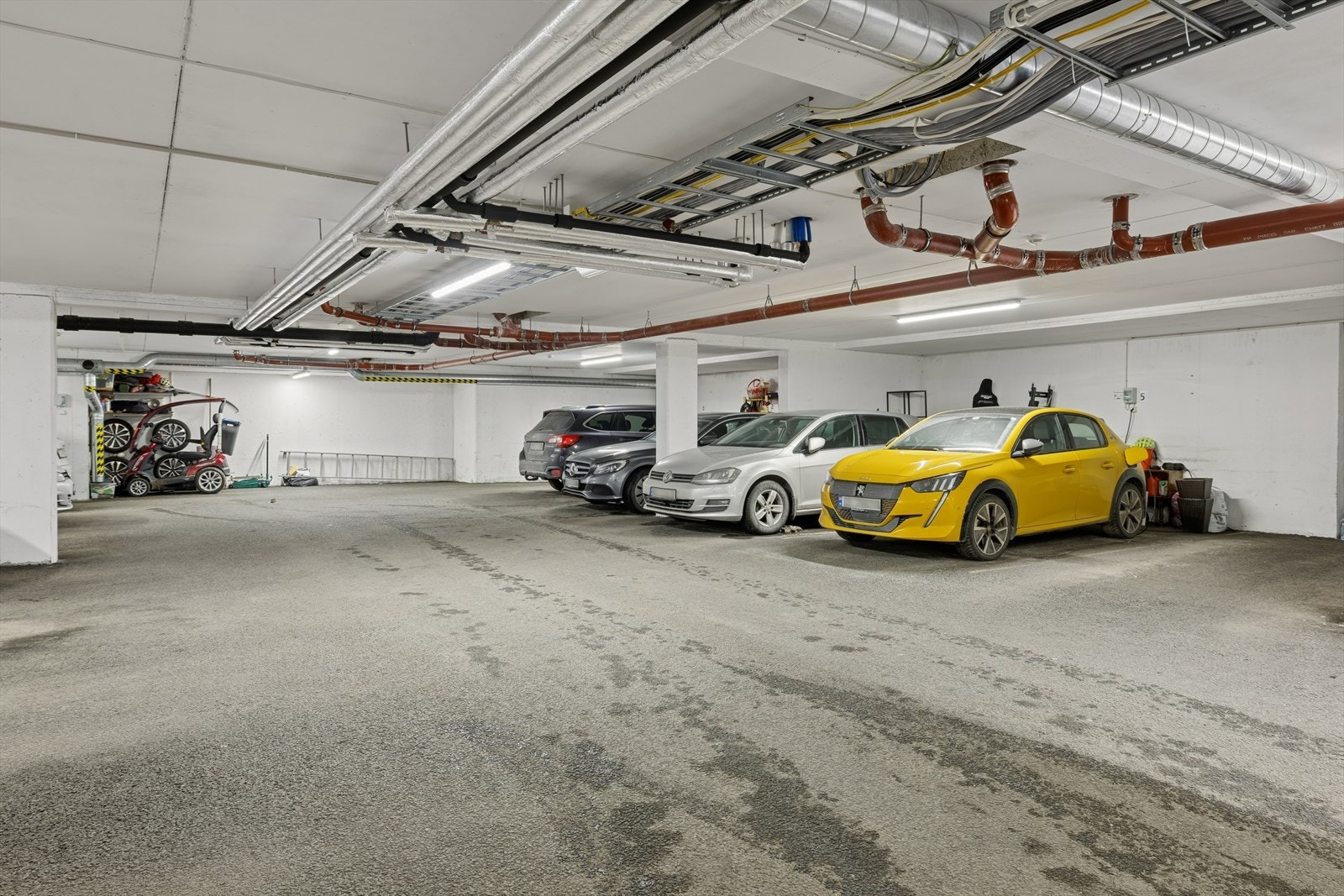 Lyst og tørt garasjeanlegg med egen plass tilhørende leiligheten. Galleribilde