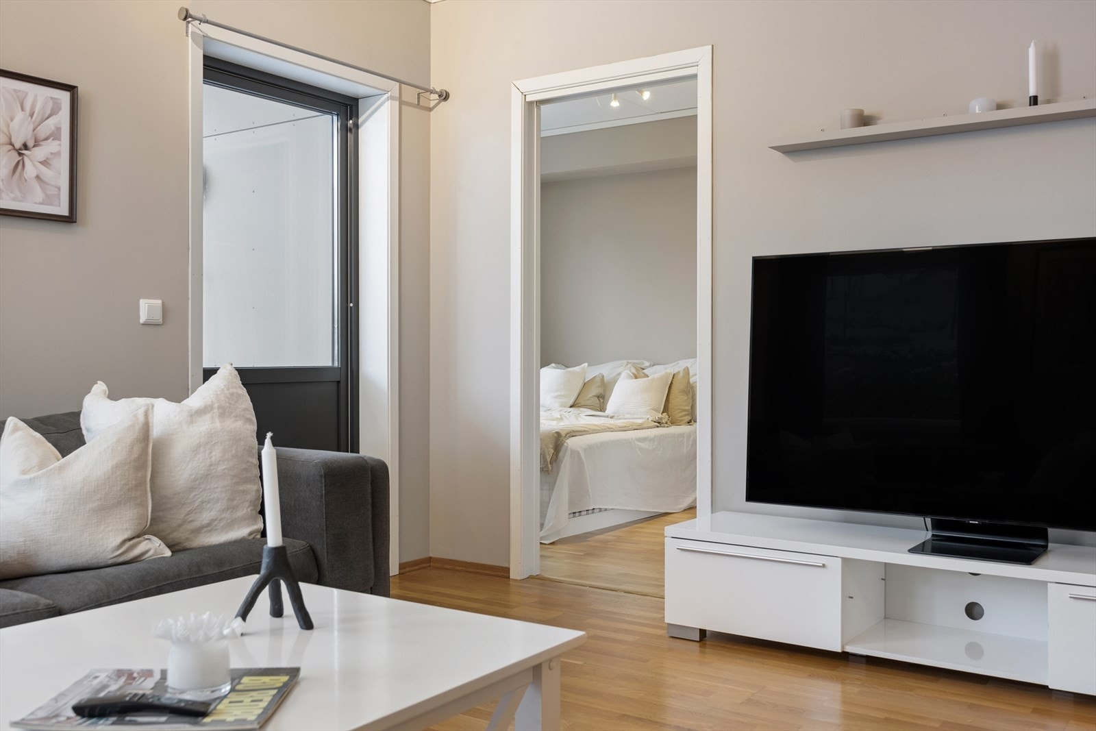 Videre i leiligheten finner du to romslige soverom i hver ende av leiligheten. Galleribilde