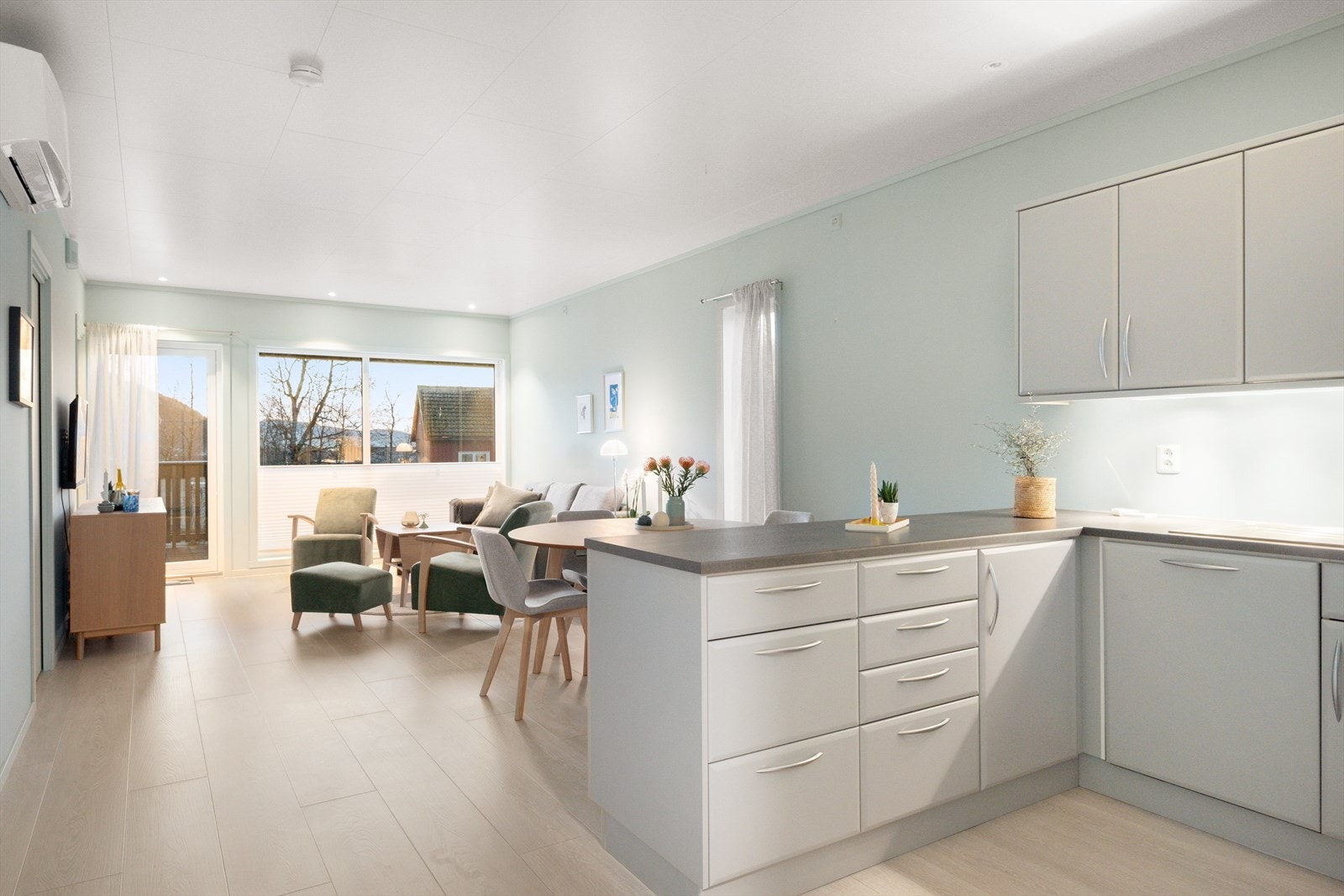 Hvitevarer som medfølger er komfyr, oppvaskmaskin og kjøl/fryseskap i kjøkkenet. Galleribilde