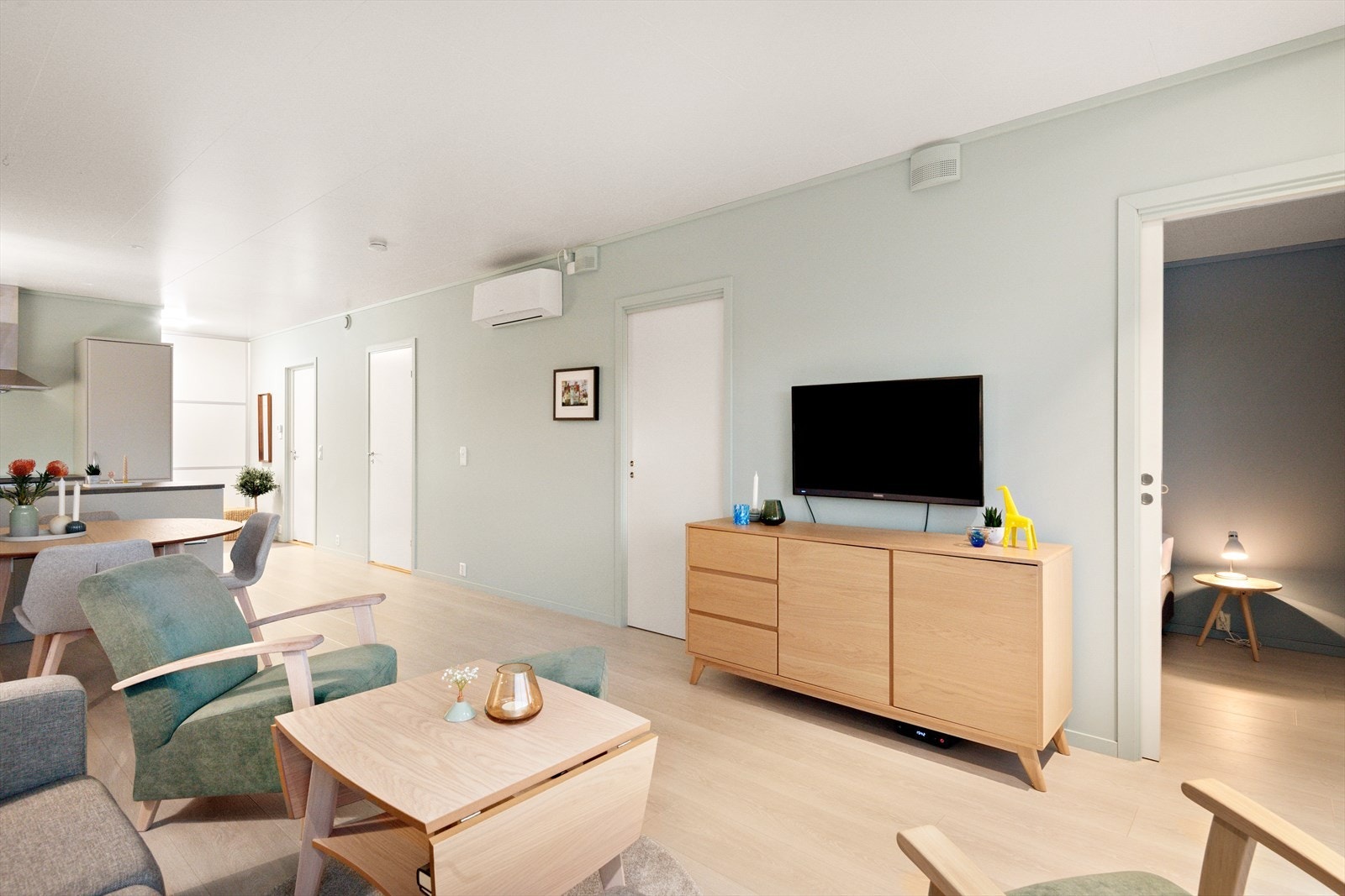 Her kan du bo godt i bygg oppført i 2016 med bekvemmeligheter som ventilasjonsanlegg og vannbåren varme. Galleribilde