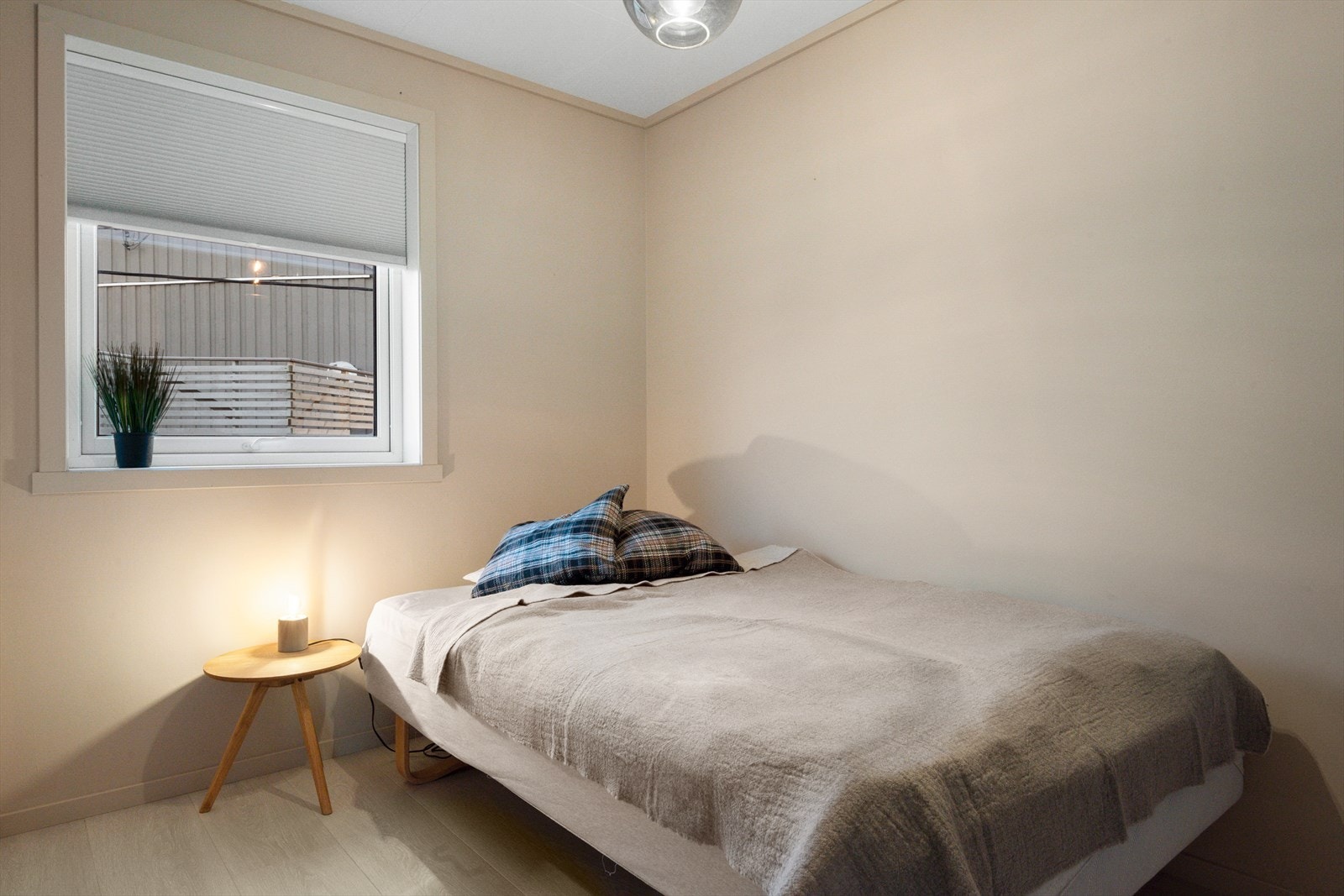 Sportsbod som har vært benyttet som gjesterom. (Rommet er ikke søkt innredet til bruk som soverom, les mer om det i Tilstandsrapport side 20). Galleribilde