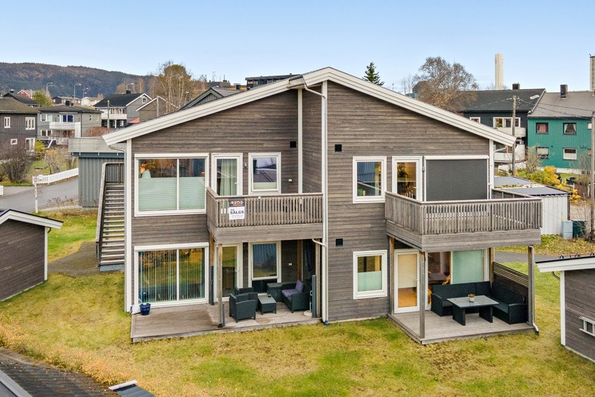 Leilighet i 2.etasje med tilhørende fast plass i carport. Galleribilde