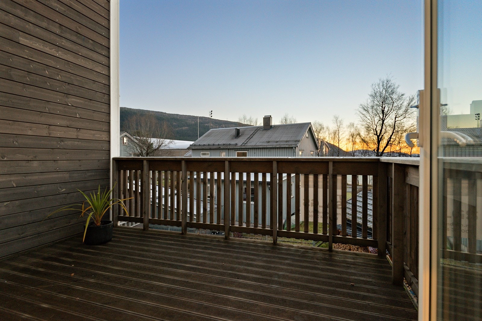 Balkong er vendt inn mot hagen i borettslaget, og ligger fint til med tanke på solgang. Galleribilde