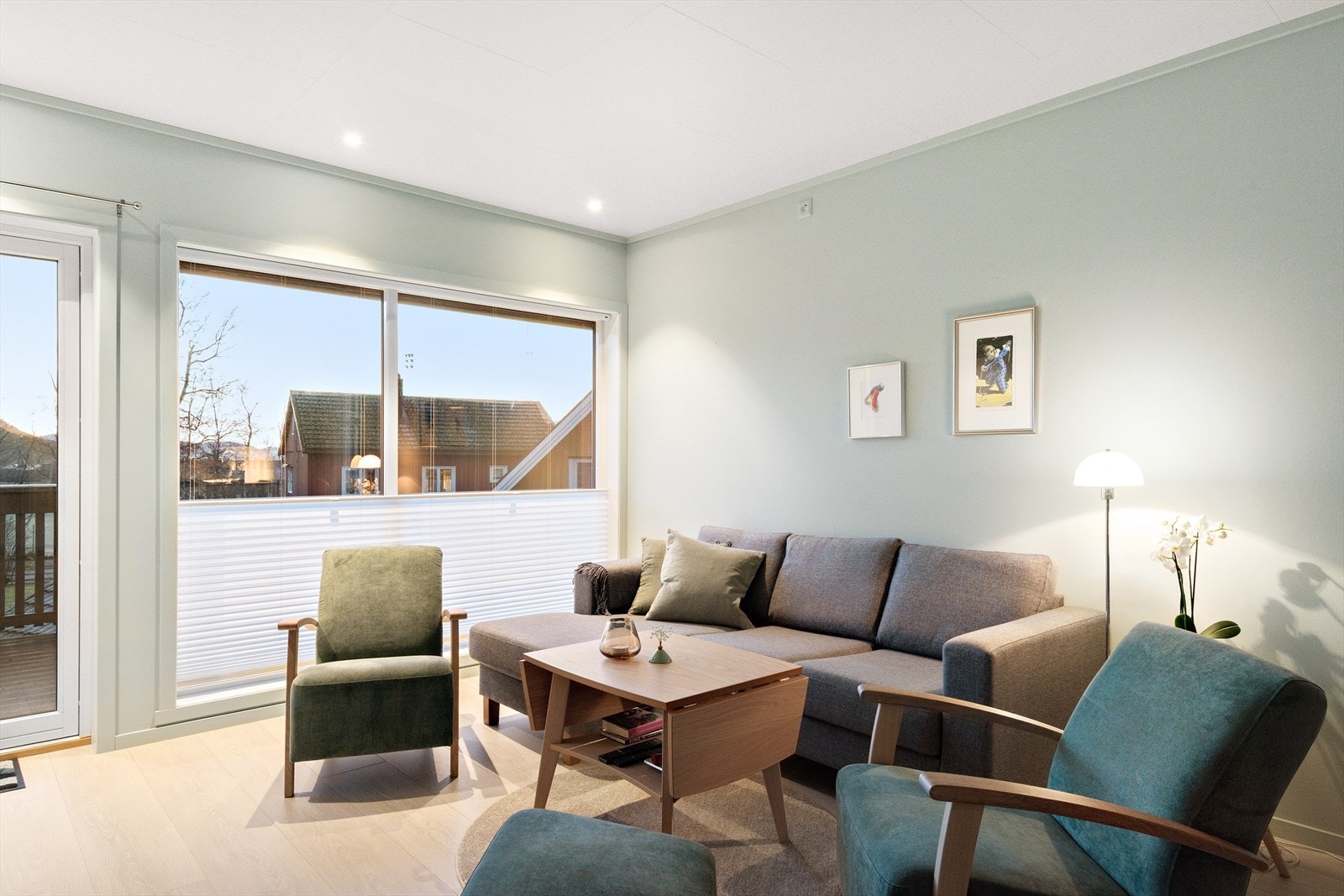 Leiligheten som er på 65 kvm er godt planløst, og har utgang til solrik balkong på ca 9 kvm. Galleribilde