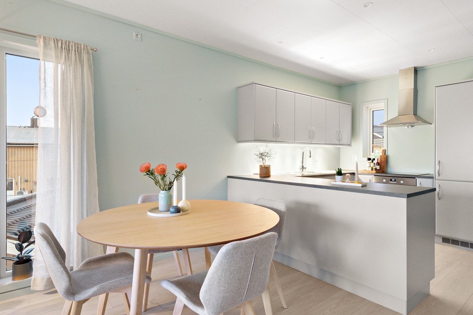 Det er plass for spisesestue ved kjøkkenet. Galleribilde