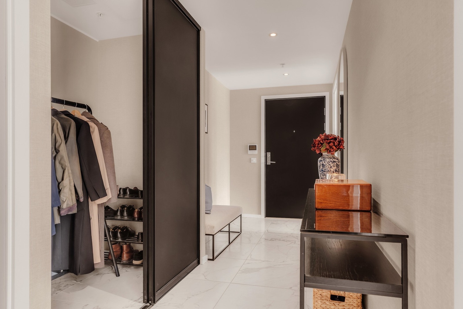 Flisene er levert av Fagflis av type Anima Futura 60x60 i fargekode Golde White Nat. Galleribilde