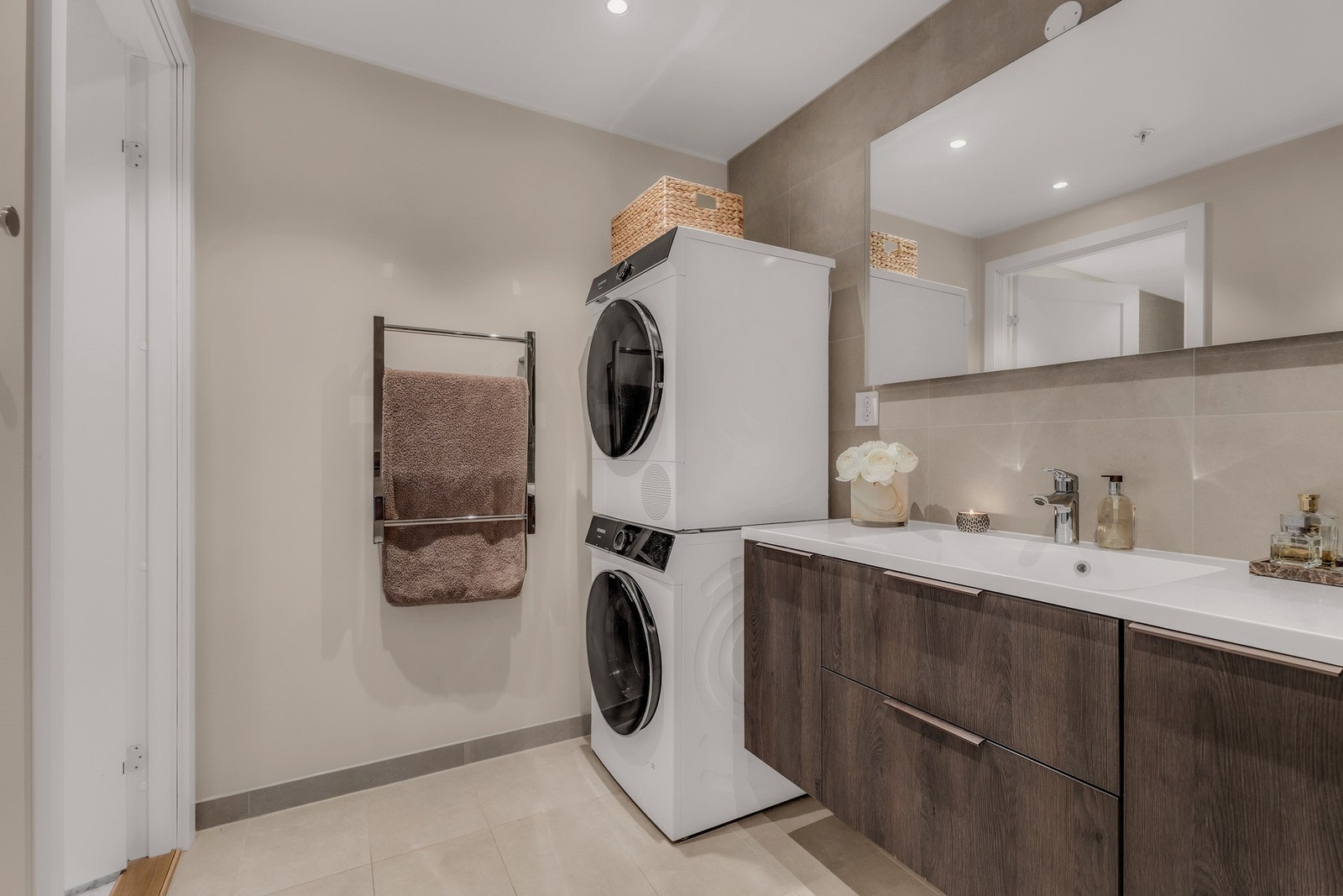 Badet har opplegg for vaskemaskin og tørketrommel, og det er installert oppvarmet håndkletørker. Galleribilde