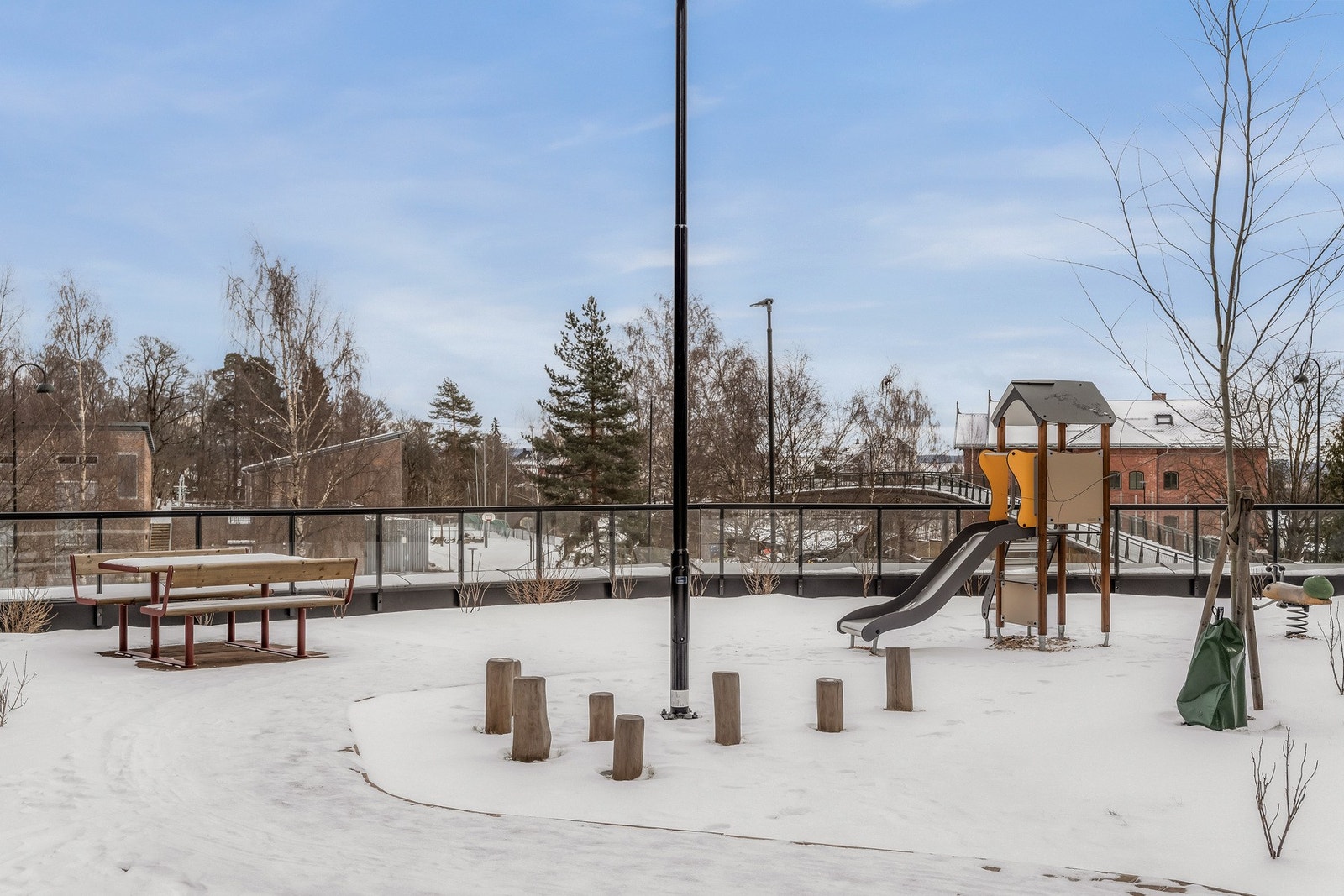 Fellesområdene pent opparbeidet med hekk, plen, beplantning og diverse lekestativer. Galleribilde