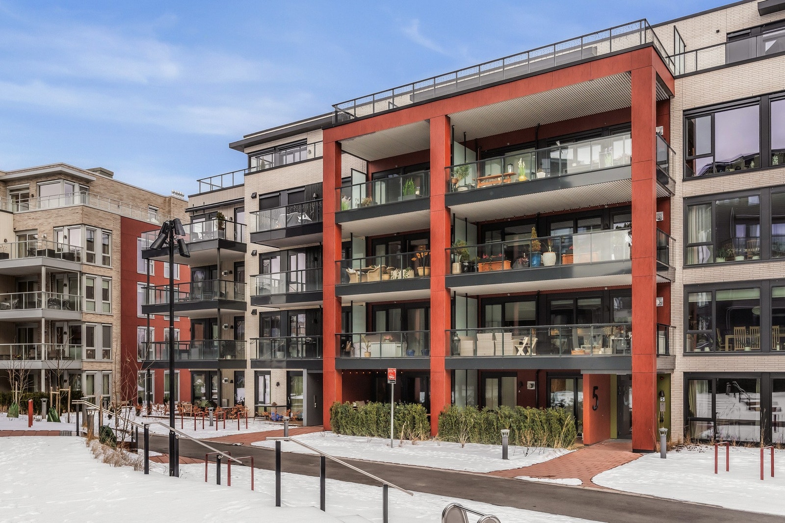 Velkommen til Bekkestua Have. Med et bredt utvalg av butikker, apotek, vinmonopol, hyggelige kafeér og restauranter i gangavstand fra leiligheten, ligger alt til rette for en innholdsrik hverdag. Galleribilde