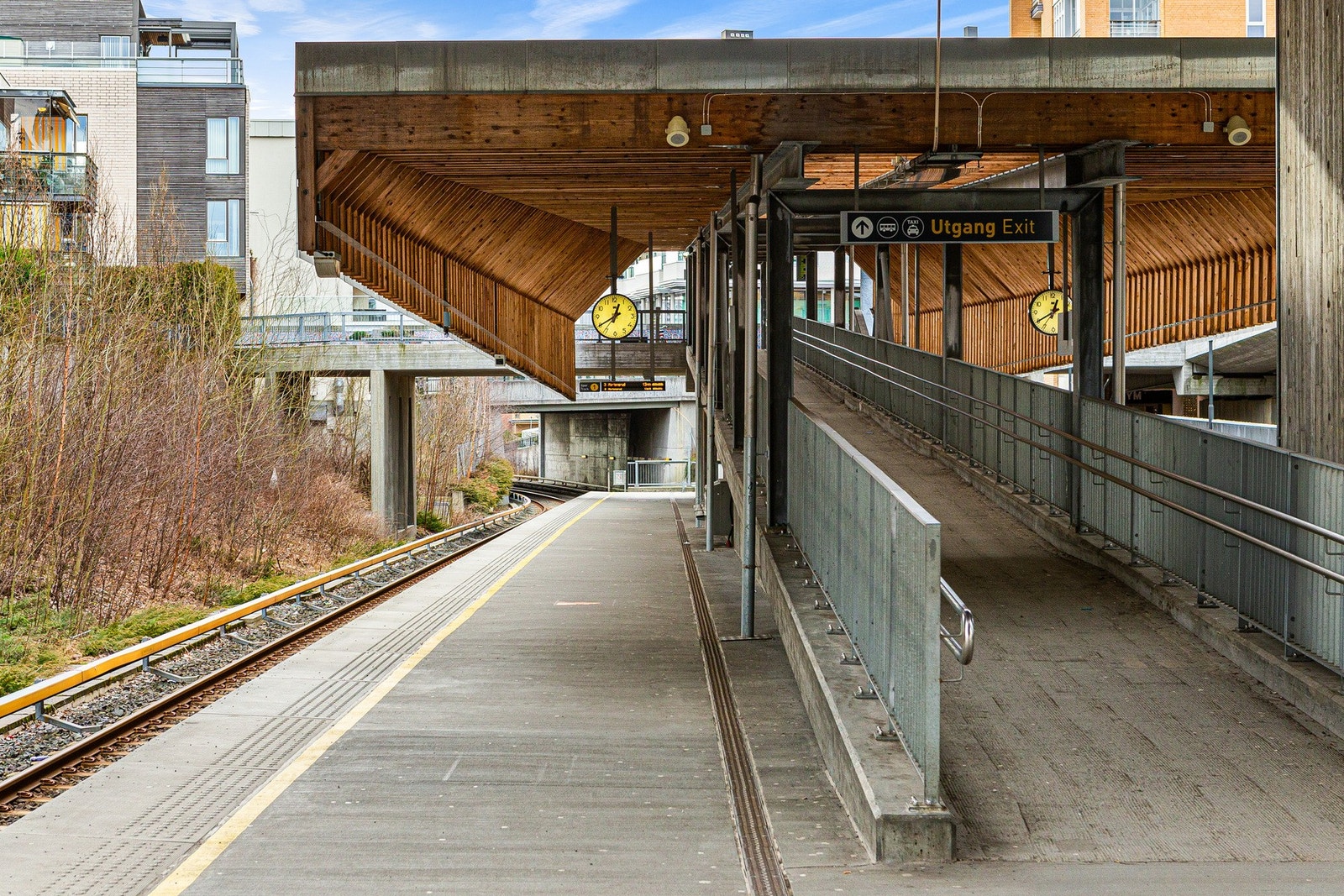 Kun få minutters gange til Bekkestua stasjon som er et knutepunkt for T-bane og buss. Her er det også holdeplass for taxi. Foto: Zovenfra Galleribilde