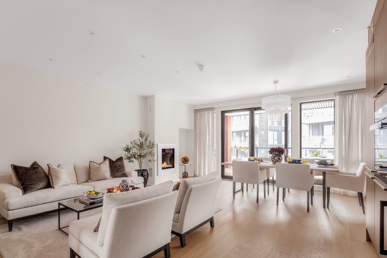 Boligen har en lys og romslig stue der man har god plass til sofagruppe, spisebord og øvrig møblement. Galleribilde