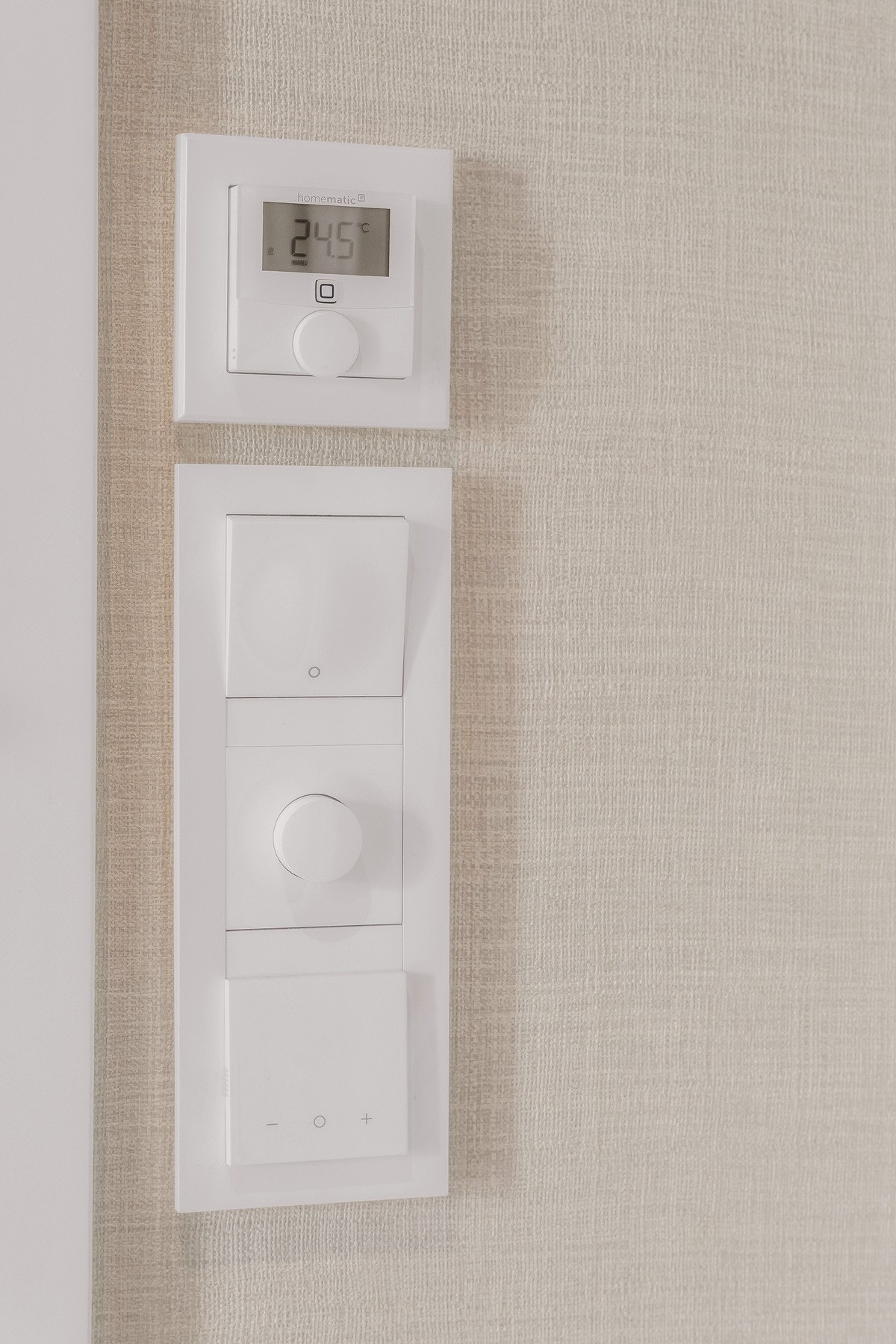 Entré har eksklusiv tapet importert fra franske Élitis. Varme for hvert enkelt rom kan enkelt styres fra et panel på veggen. Galleribilde