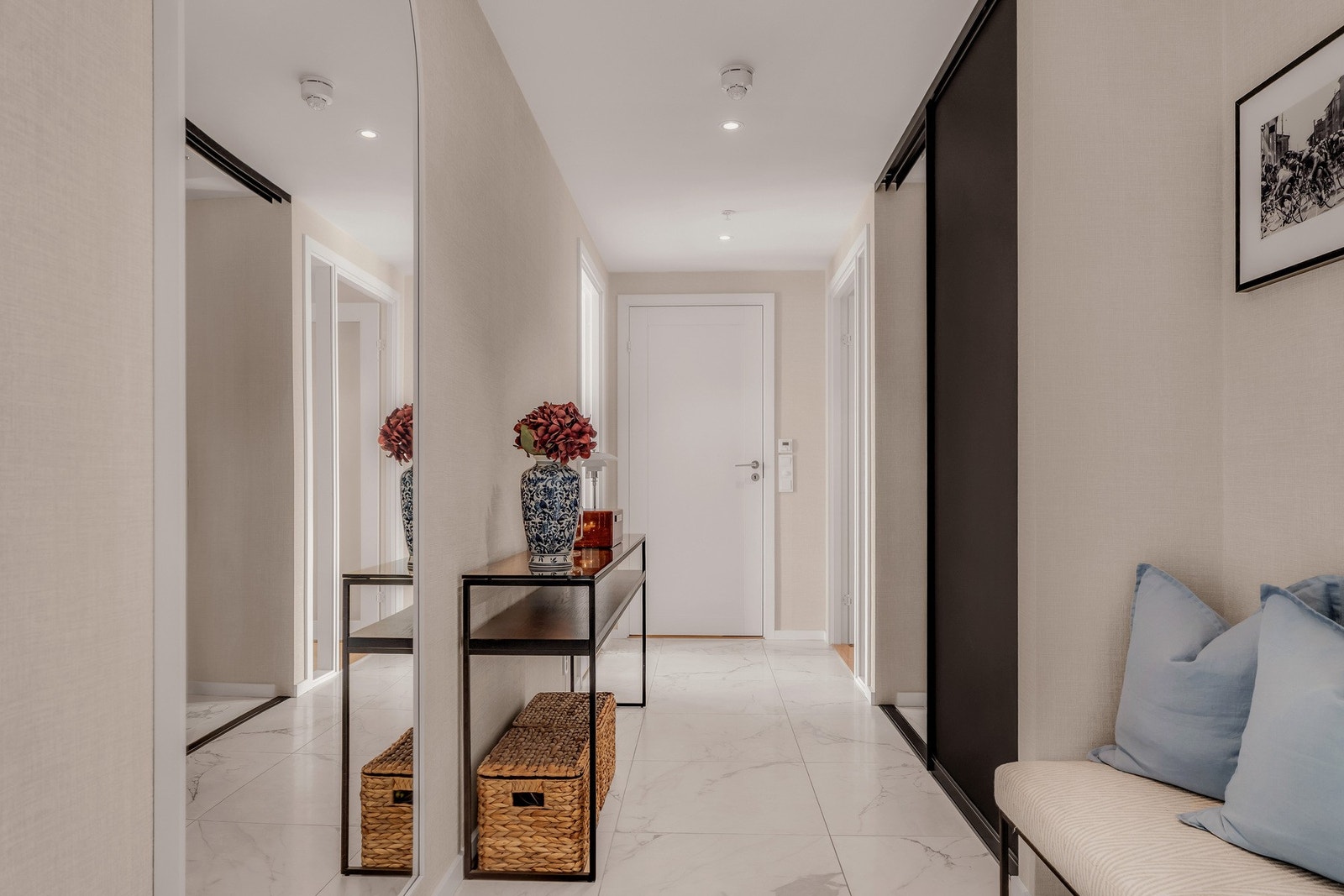 Vel inne i boligen møter du en romslig entré, med flislagte gulv med vannbåren varme. Galleribilde