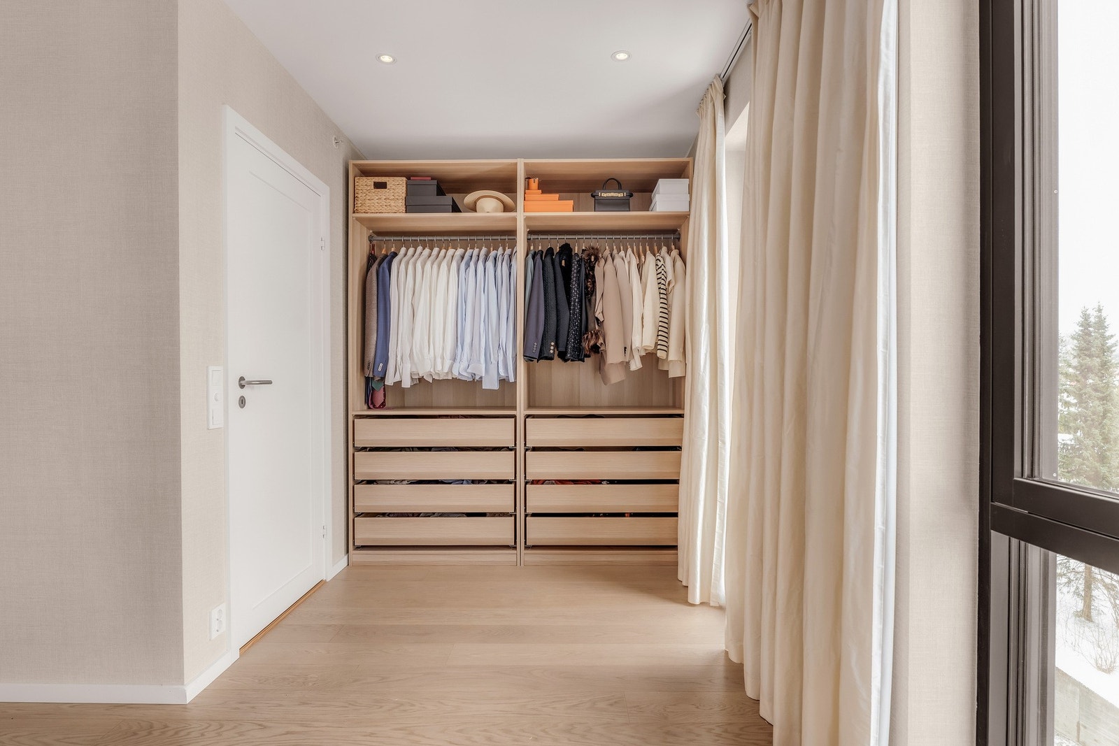 Her er det montert garderobe som gir rikelige med lagringsplass. På begge soverom er det montert solskjerming som styres med fjernkontroll. Galleribilde