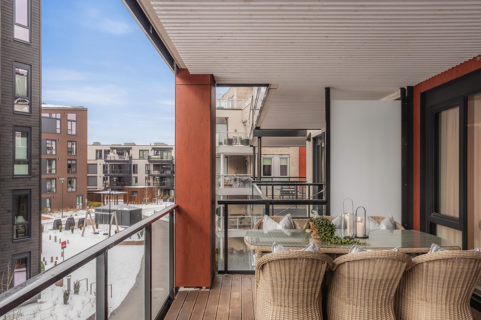 Fra stuen kan du tre direkte ut på en romslig balkong på 18 kvm. Balkongen har god plass til utemøbler og grill og vender mot vest. Galleribilde