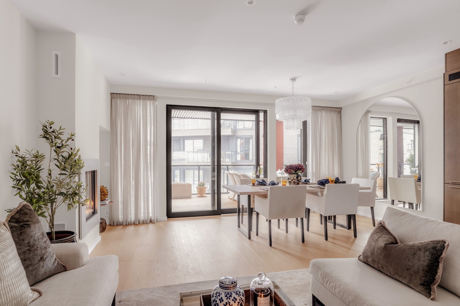 På gulvet er det lagt 1-stavs parkett av typen Tilje Storesand. Veggene er slette, og malt i fargekode Jotun Silke, noe som gir et delikat og klassisk utrykk til rommet. Galleribilde