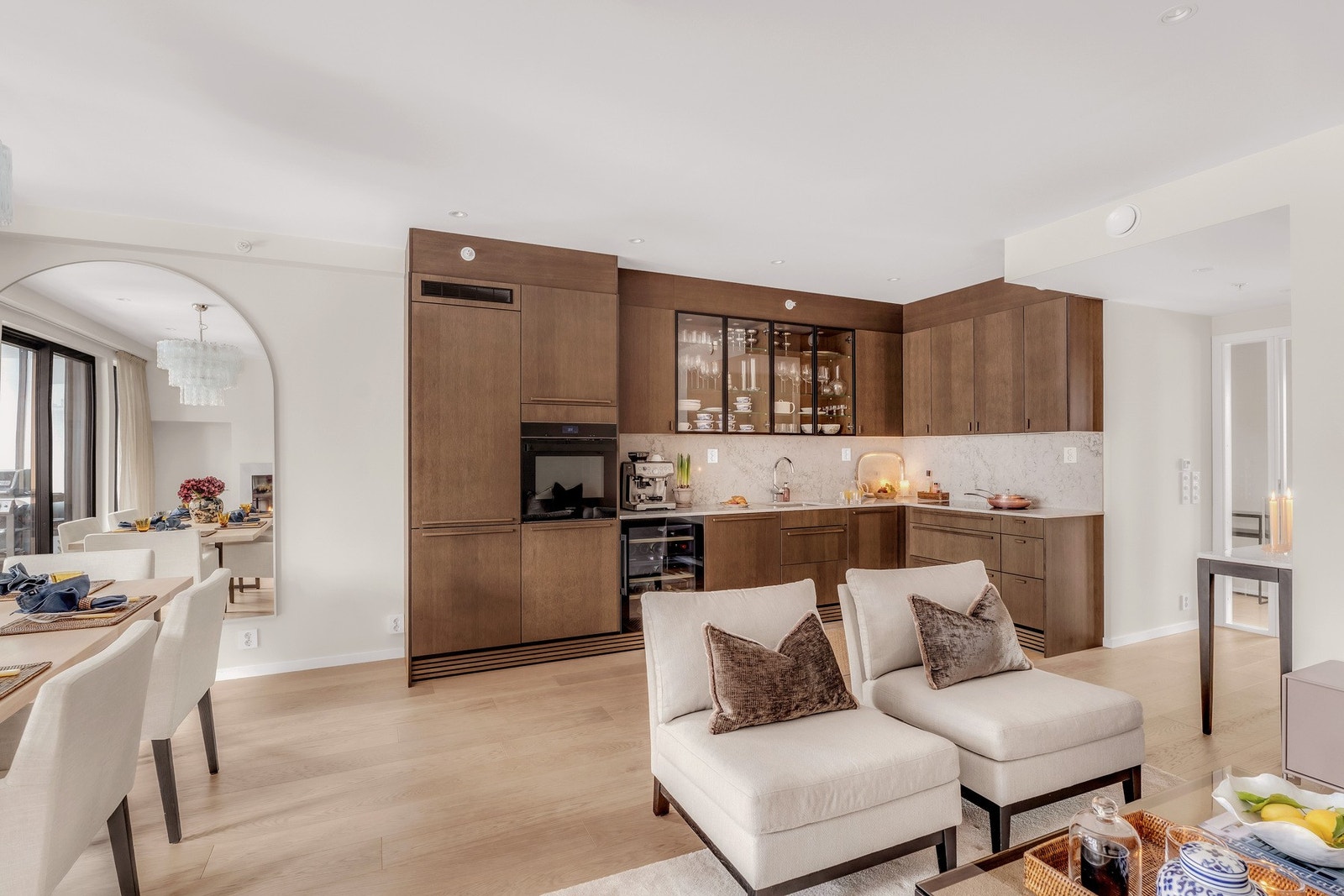 I en åpen løsning mot kjøkkenet finner man et lekkert kjøkken fra Sigdal (Modell: Signatur Favn i beiset nøtt). Galleribilde