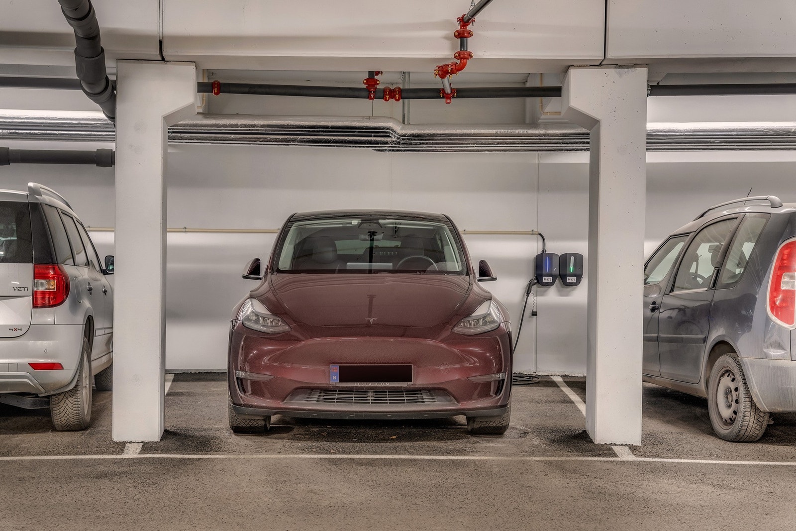 Med leiligheten følger det en garasjeplass (ekstra bred) i parkeringskjeller med elbillader. Garasjeplassen er plassert med umiddelbar nærhet til oppgangen, som gir enkel adkomst til bygget. Galleribilde