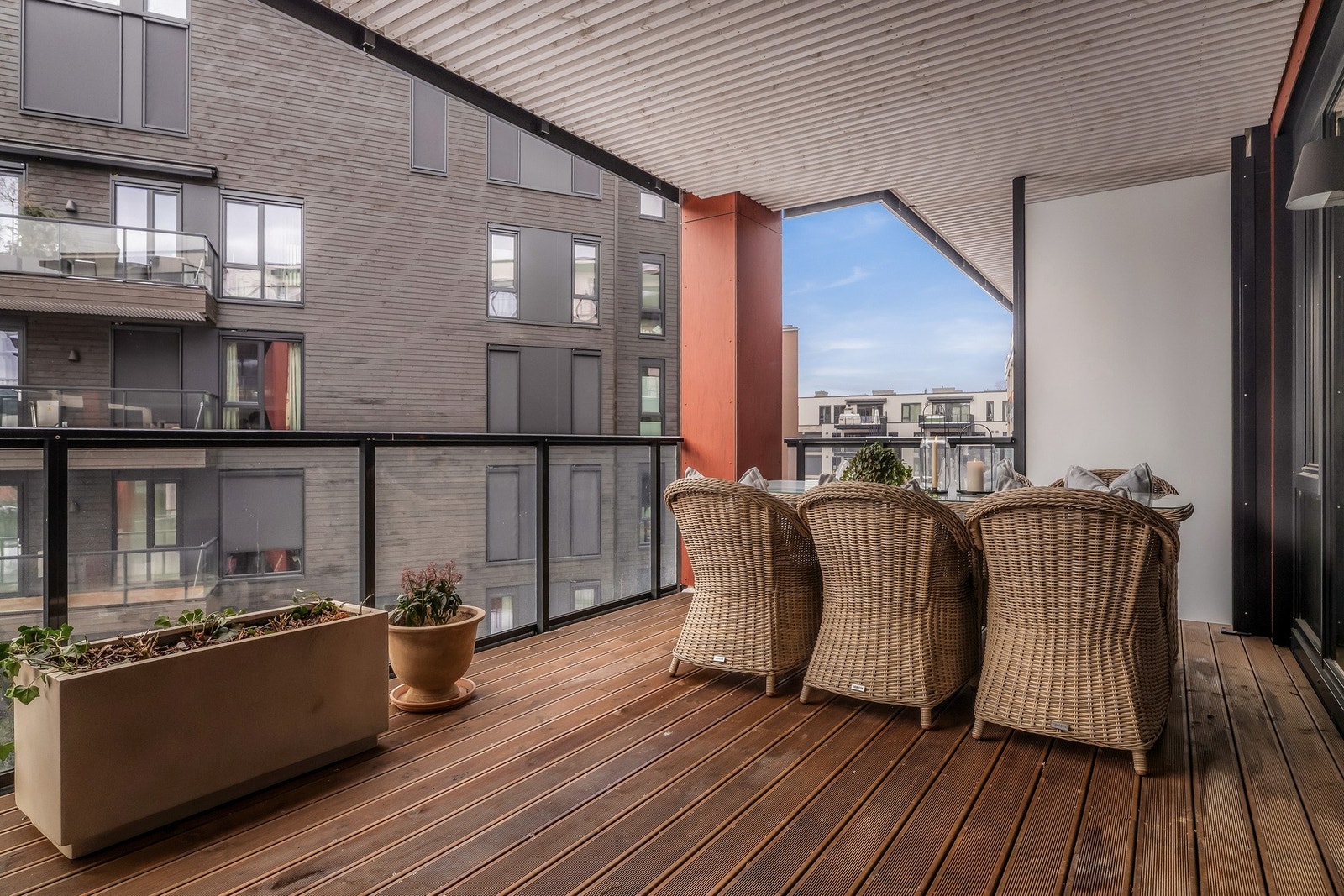 Det er montert uttak for gass, samt stikkontakt og utelys. Galleribilde