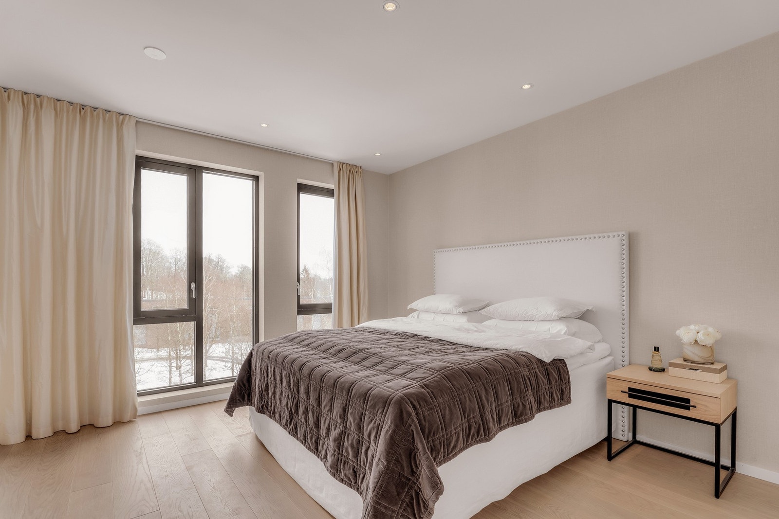 Boligen har to gode soverom. Hovedsoverommet har god plass til dobbeltseng med tilhørende nattbord. Galleribilde