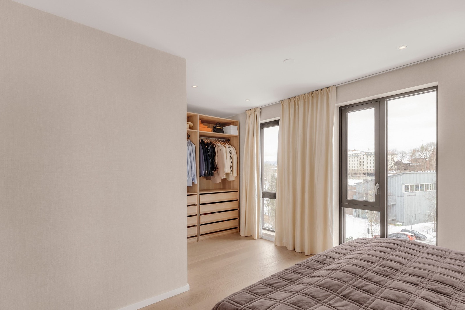 Dette soverommet har eksklusiv tapet importert fra franske Élitis. Galleribilde