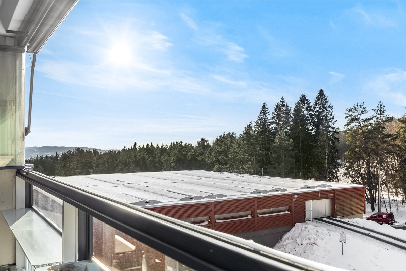 Fantastisk utsikt mot skog og by - særdeles gode solforhold Galleribilde
