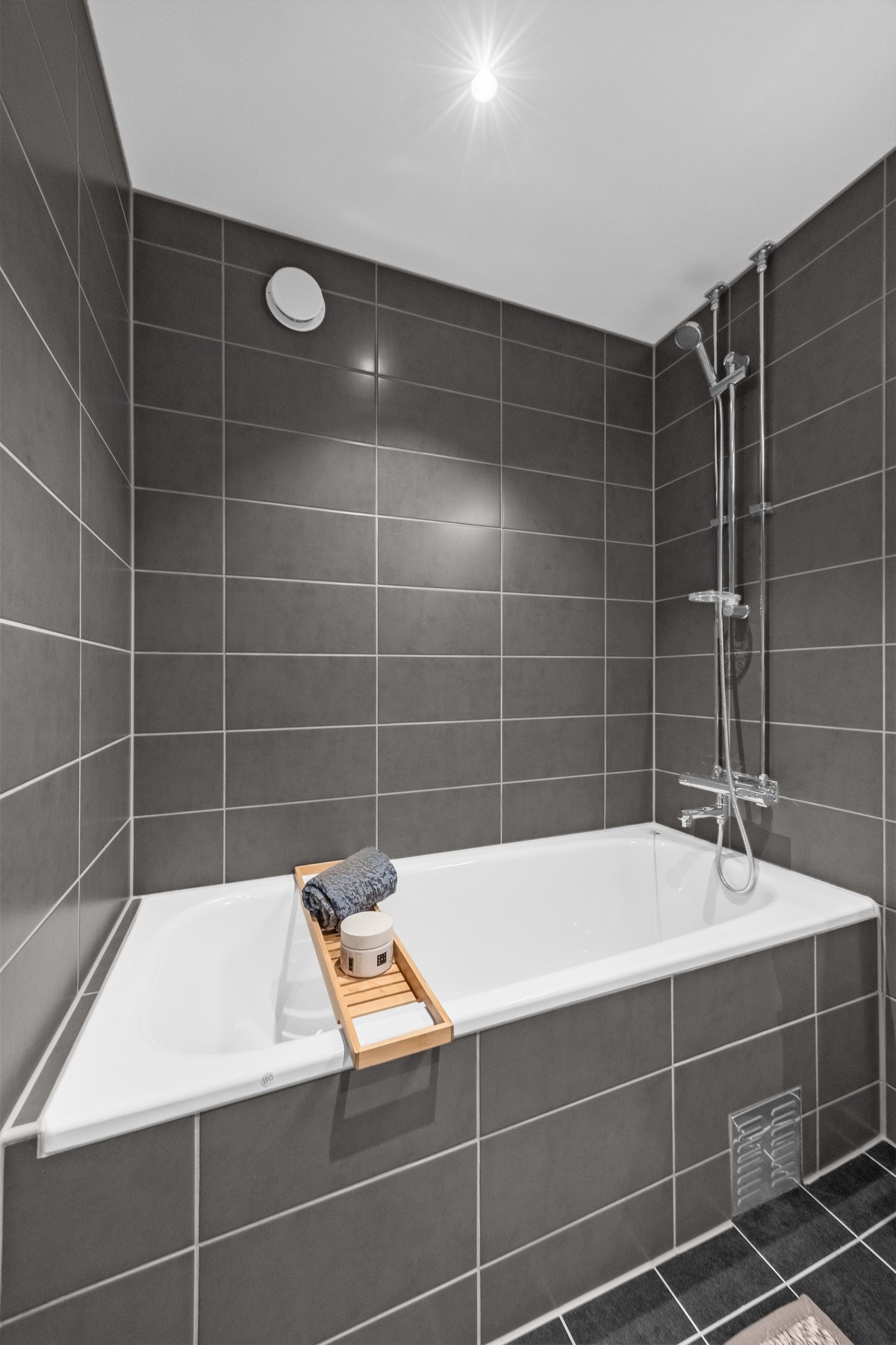 Etter en lang dag på ski i marka som er like ved, er det deilig med badekar. Badekar er forøvrig også en favoritt hos de minste! Galleribilde