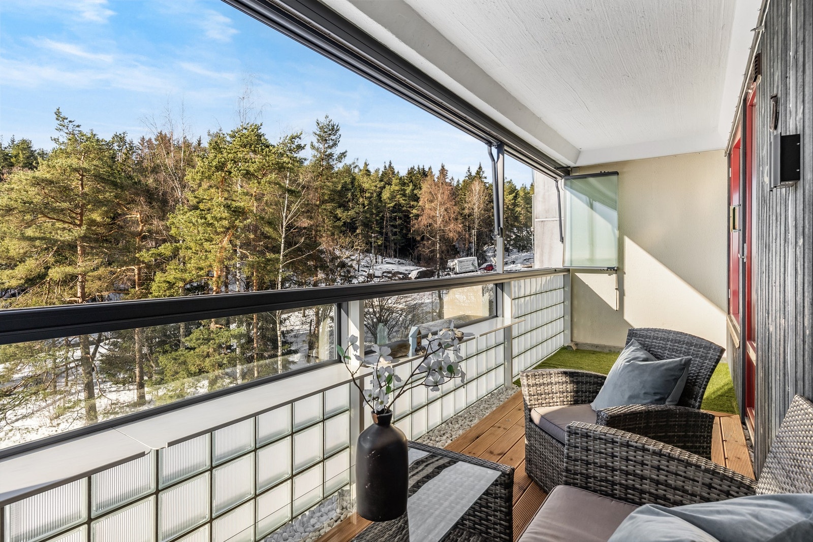 Det er lagt en todelt avdeling i både kunstig gress og trelagt gulv. Veldig pent! Galleribilde