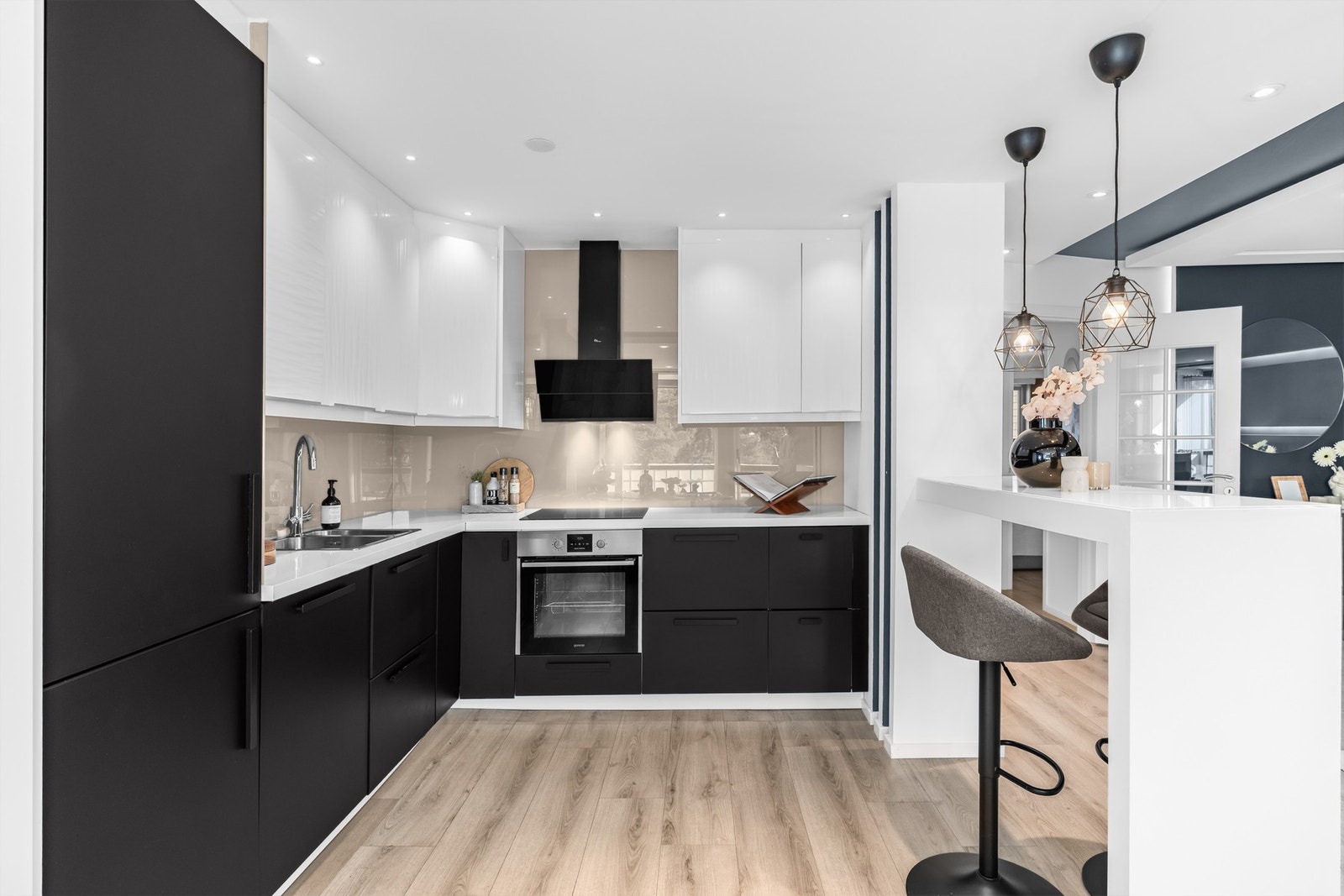 Ikeakjøkkenet er satt inn i 2018 og har følgende: barløsning, høyglans fronter, laminat benkeplater, oppvaskkum, hetteventilator, plater over benk, integrert oppvaskmaskin, kjøl/fryseskap, stekeovn og induksjon platetopp Galleribilde