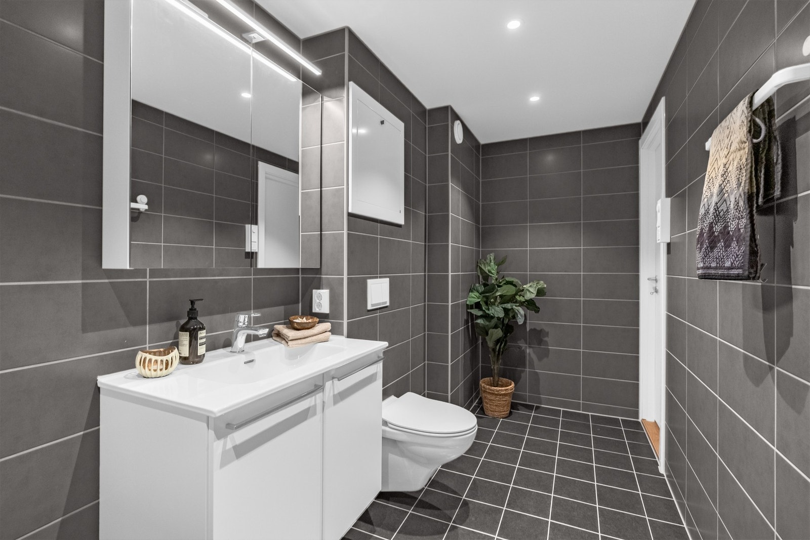 Leiligheten fikk også rehabilitert baderommet i 2025, så her trenger du ikke å tenke på oppussing på lang tid Galleribilde