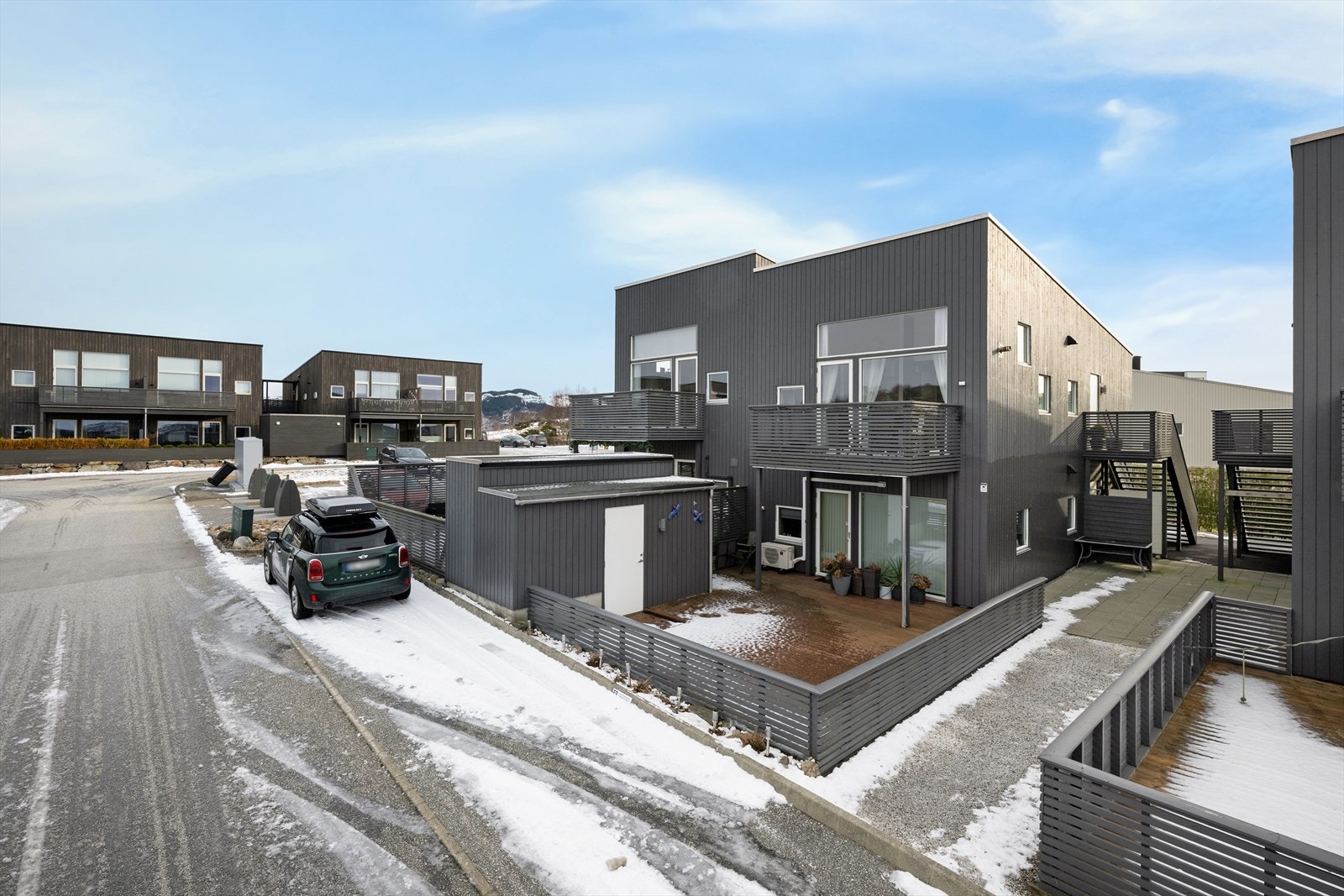 Flott beliggende 3-roms selveier i 2. etasje med utsikt. Naturskjønne omgivelser. 2 soverom. Solrikt balkong. Galleribilde