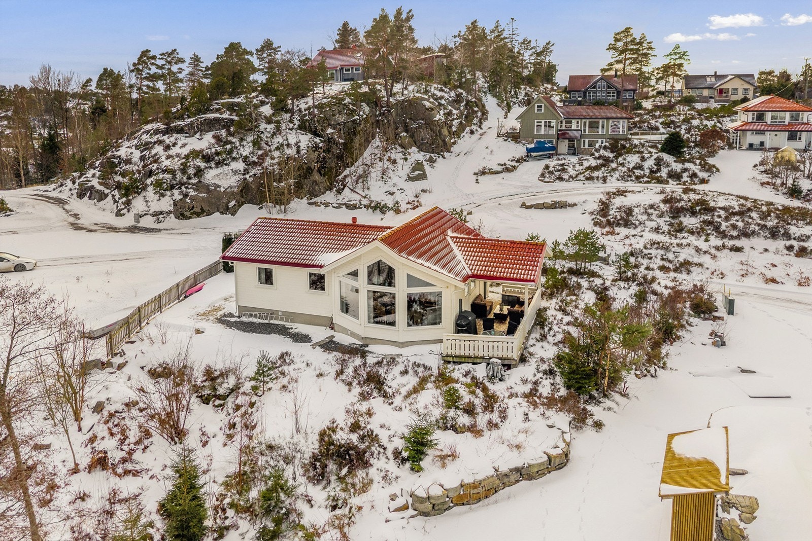 Hytta ligger fint til på en liten høyde. Galleribilde