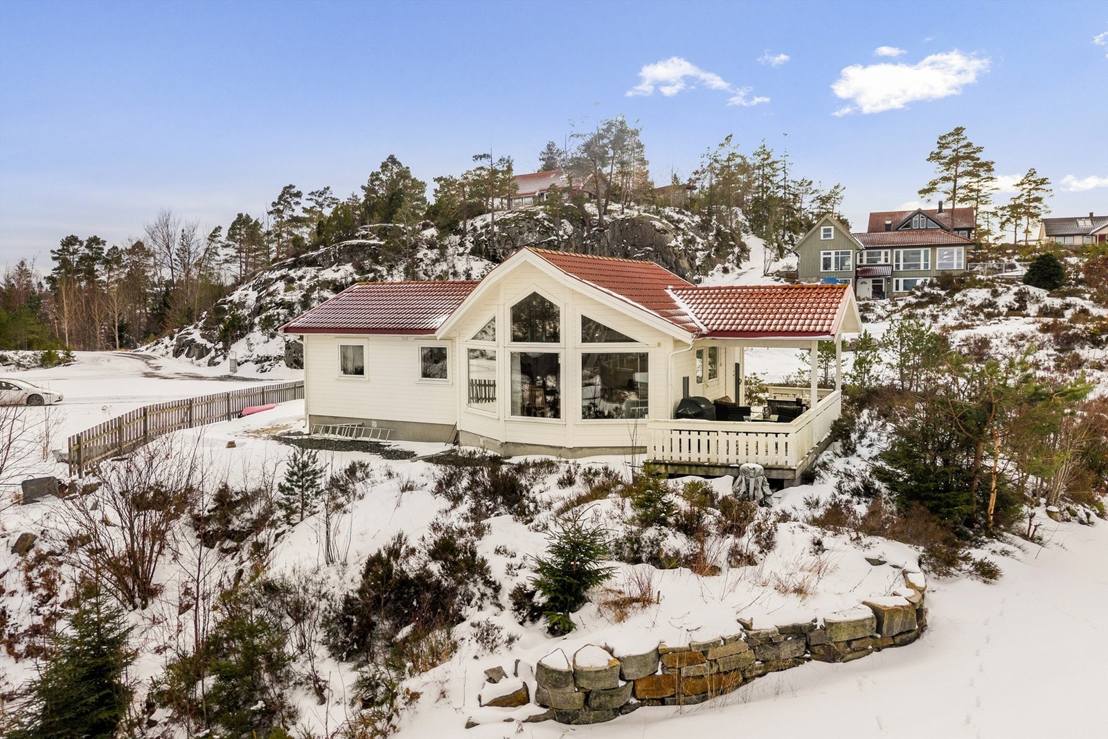 Hytta ligger fint til på hyttefeltet. Galleribilde