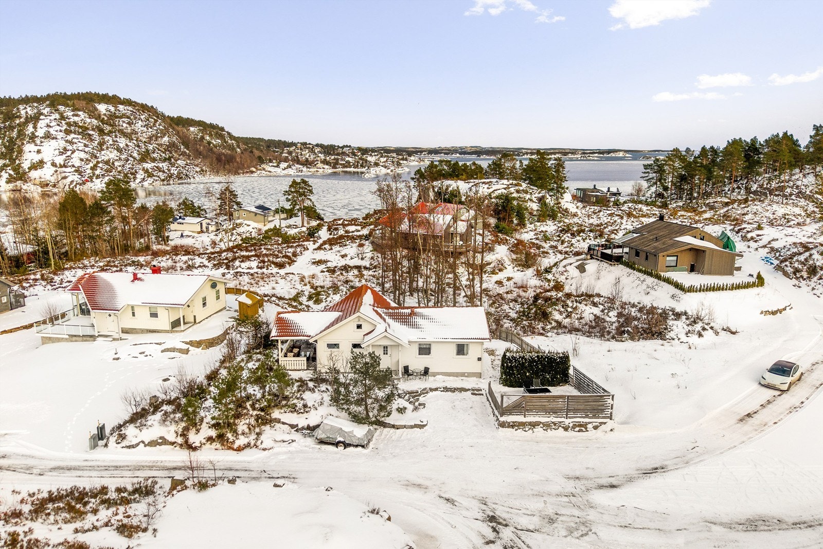 Kort vei fra hytta til sjø og svaberg. Rett nedenfor er det en fin badestrand. Galleribilde