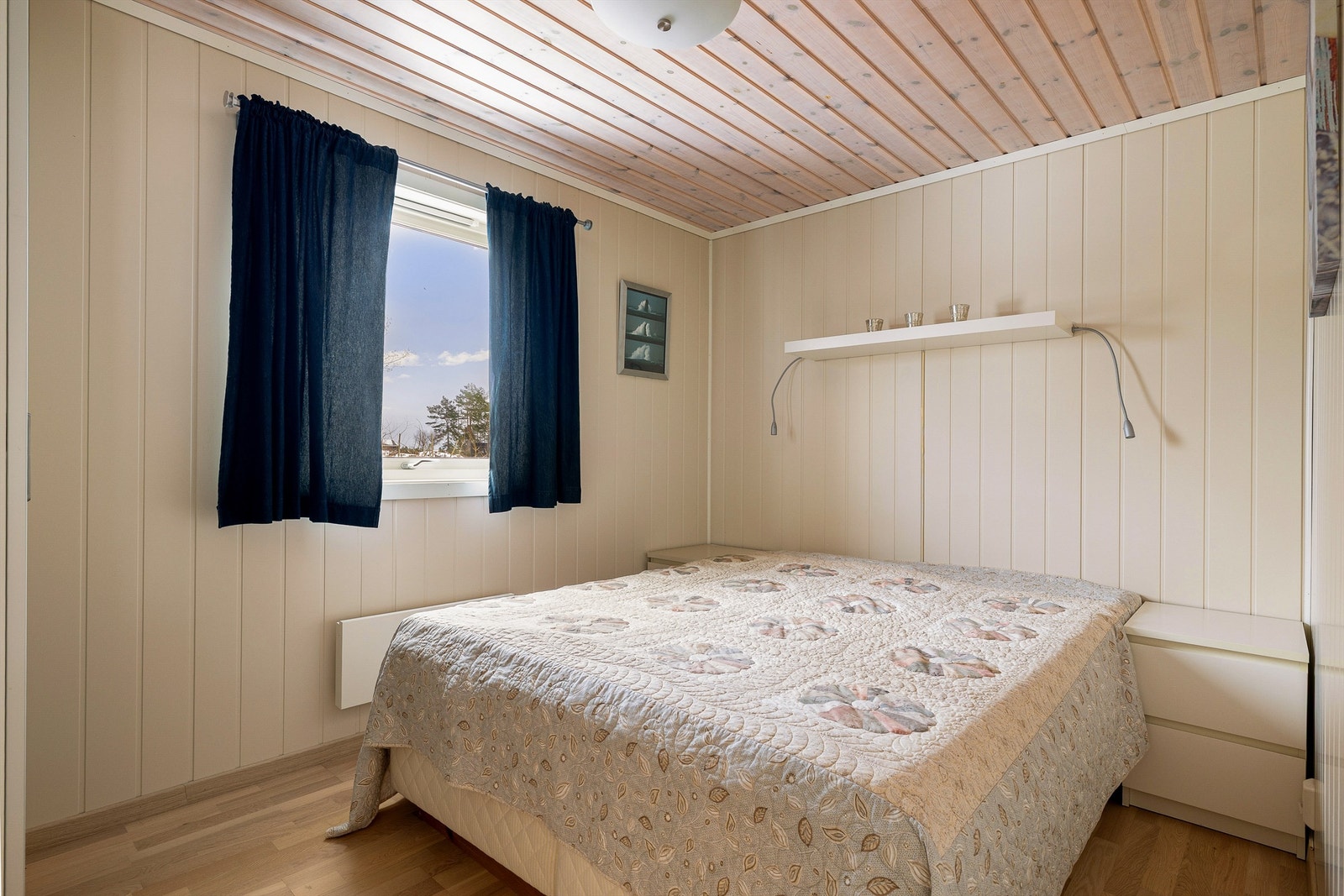 Hovedsoverommet i hytta har vindu mot sjøen. Galleribilde