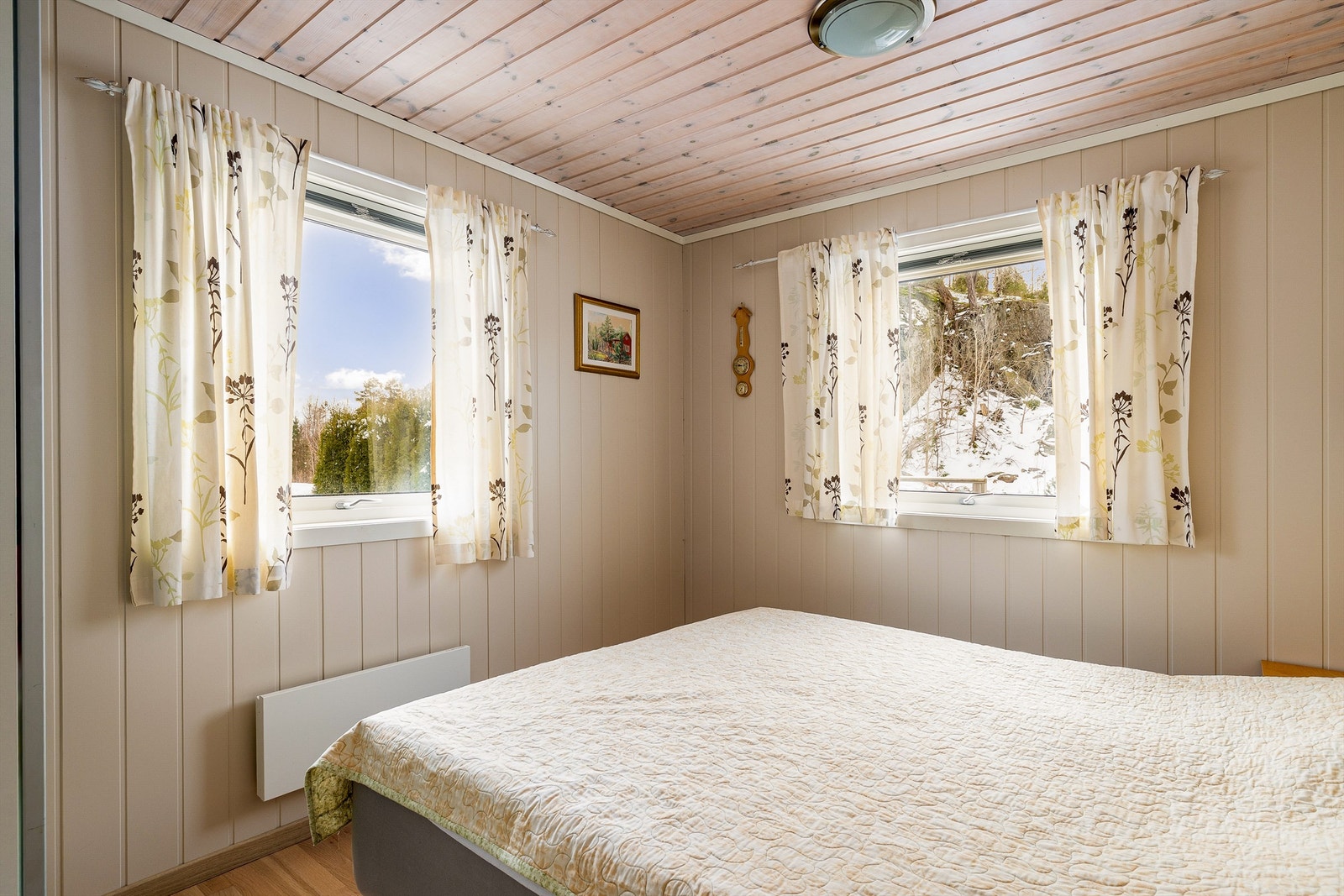 I hytta er det to store soverom med dobbelseng og et mindre med familiekøye. Galleribilde